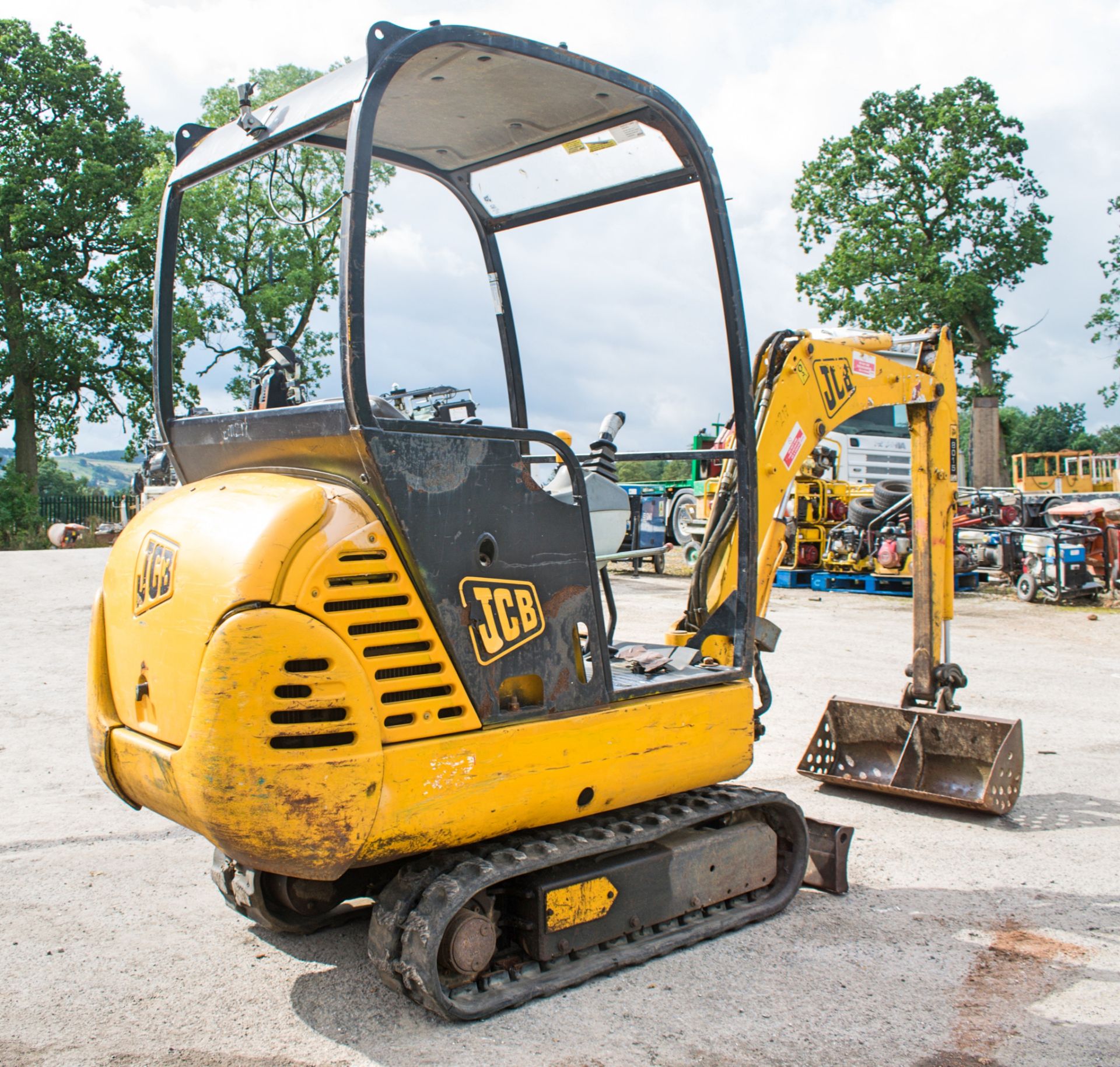 JCB 8015 1.5 tonne rubber tracked mini excavator Year: 2004 S/N: 1020825 Recorded Hours: 3032 - Image 4 of 12