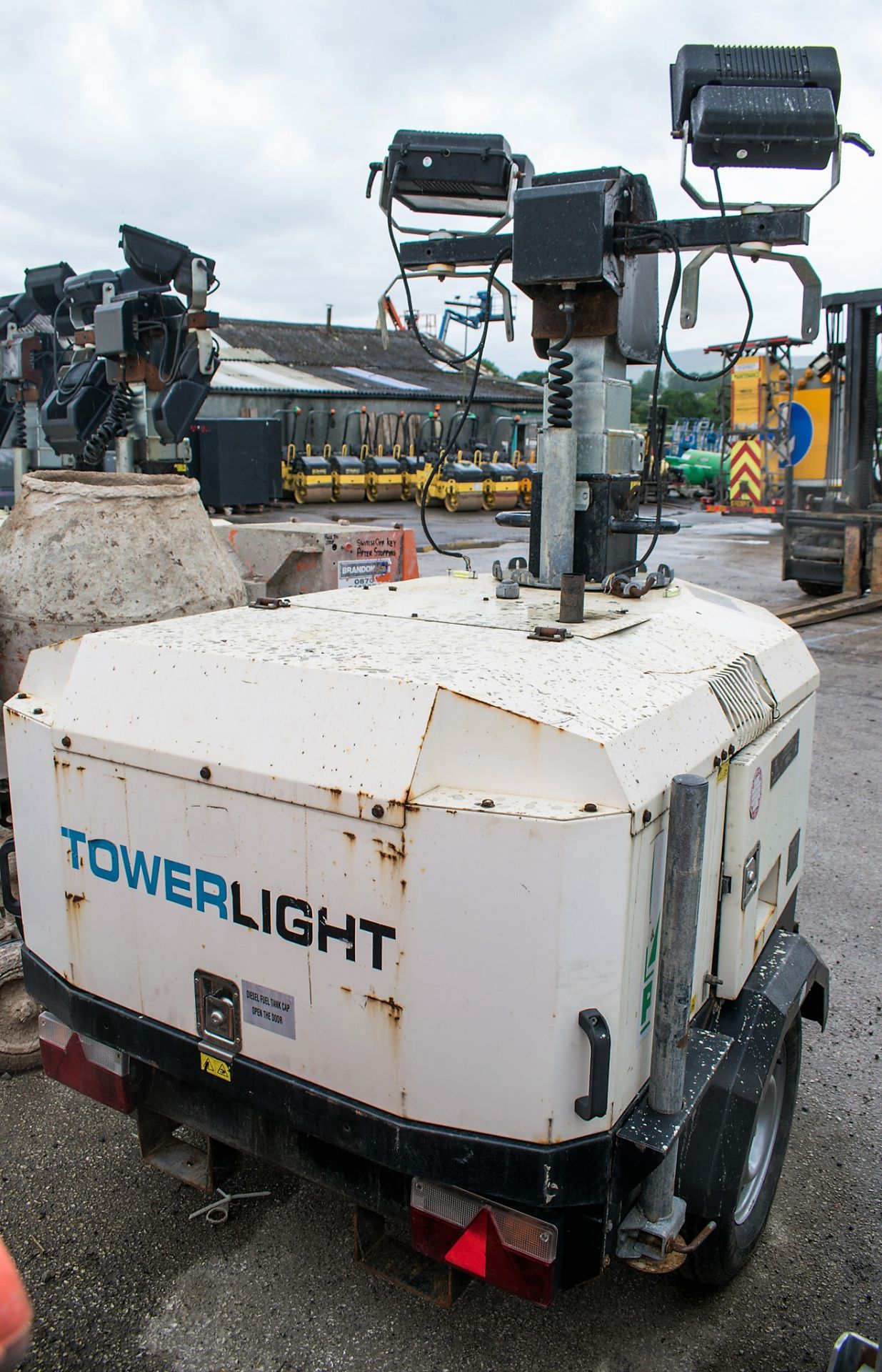 TOWERLIGHT VB-9 diesel driven mobile lighting tower Year: 2013 S/N: 1302909  A619866 ** Ignition - Image 2 of 4