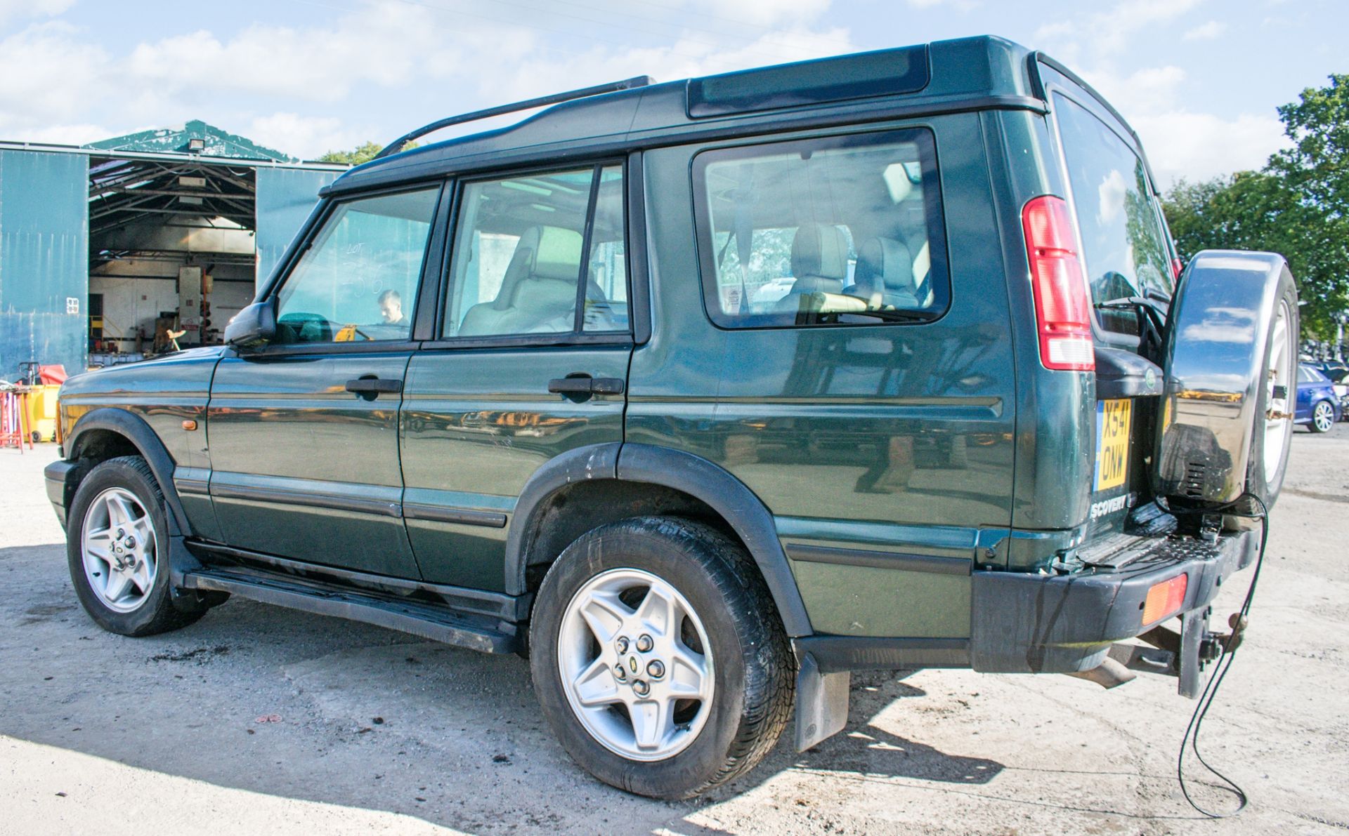 Landrover Discovery TD5 ES 2.5 TD5 Automatic 5 door 4 wheel drive vehicle  Reg No; X541 ONW  Date of - Image 3 of 9