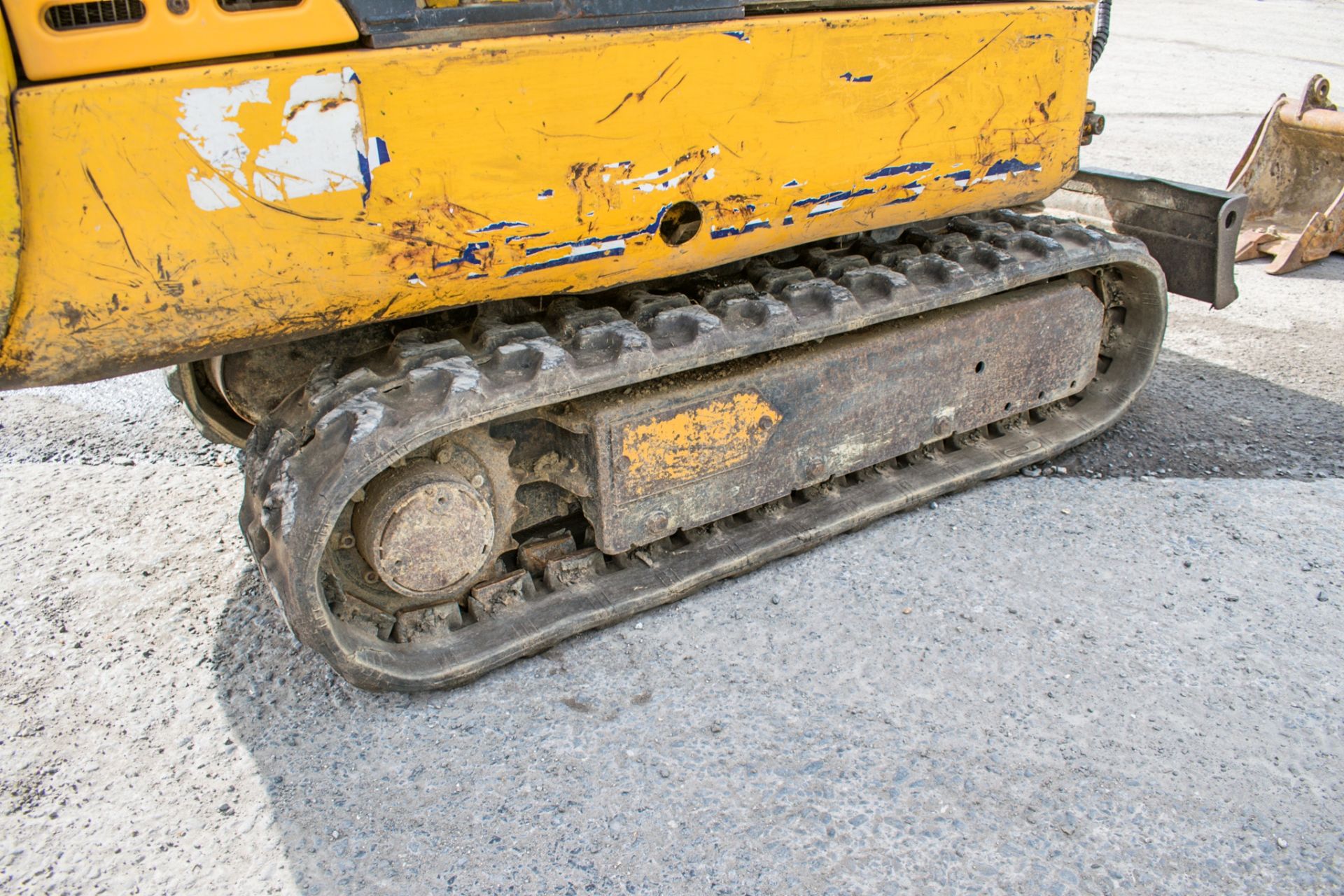 JCB 8015 1.5 tonne rubber tracked mini excavator Year: 2004 S/N: 1021875 Recorded Hours: 3217 - Image 8 of 12