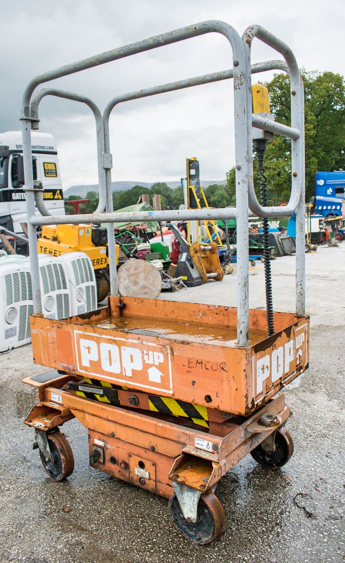 Pop-Up push around battery electric scissor lift 08FT0210 - Image 2 of 4