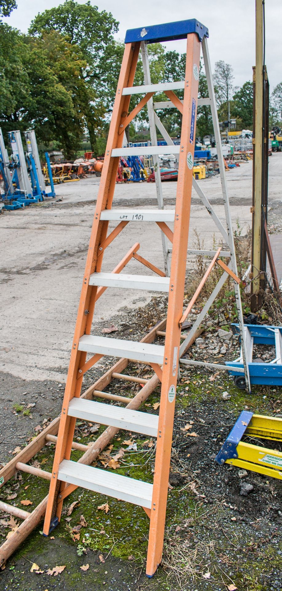 8 tread glass fibre framed step ladder A672560