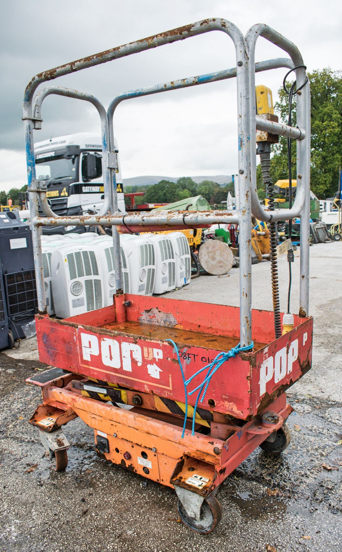 Pop-Up push around battery electric scissor lift 08FT0160 - Image 2 of 4