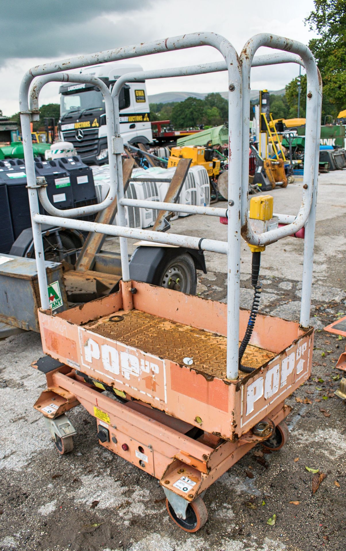 Pop-Up push around battery electric scissor lift 08FT0109 - Image 2 of 4