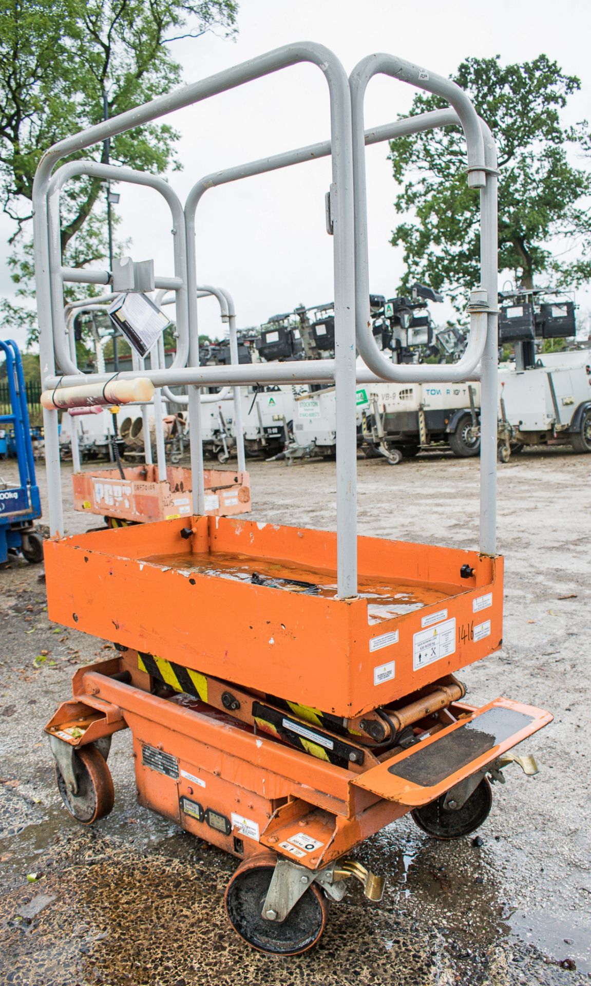 Pop-Up push around battery electric scissor lift 08FT0206 - Image 4 of 4