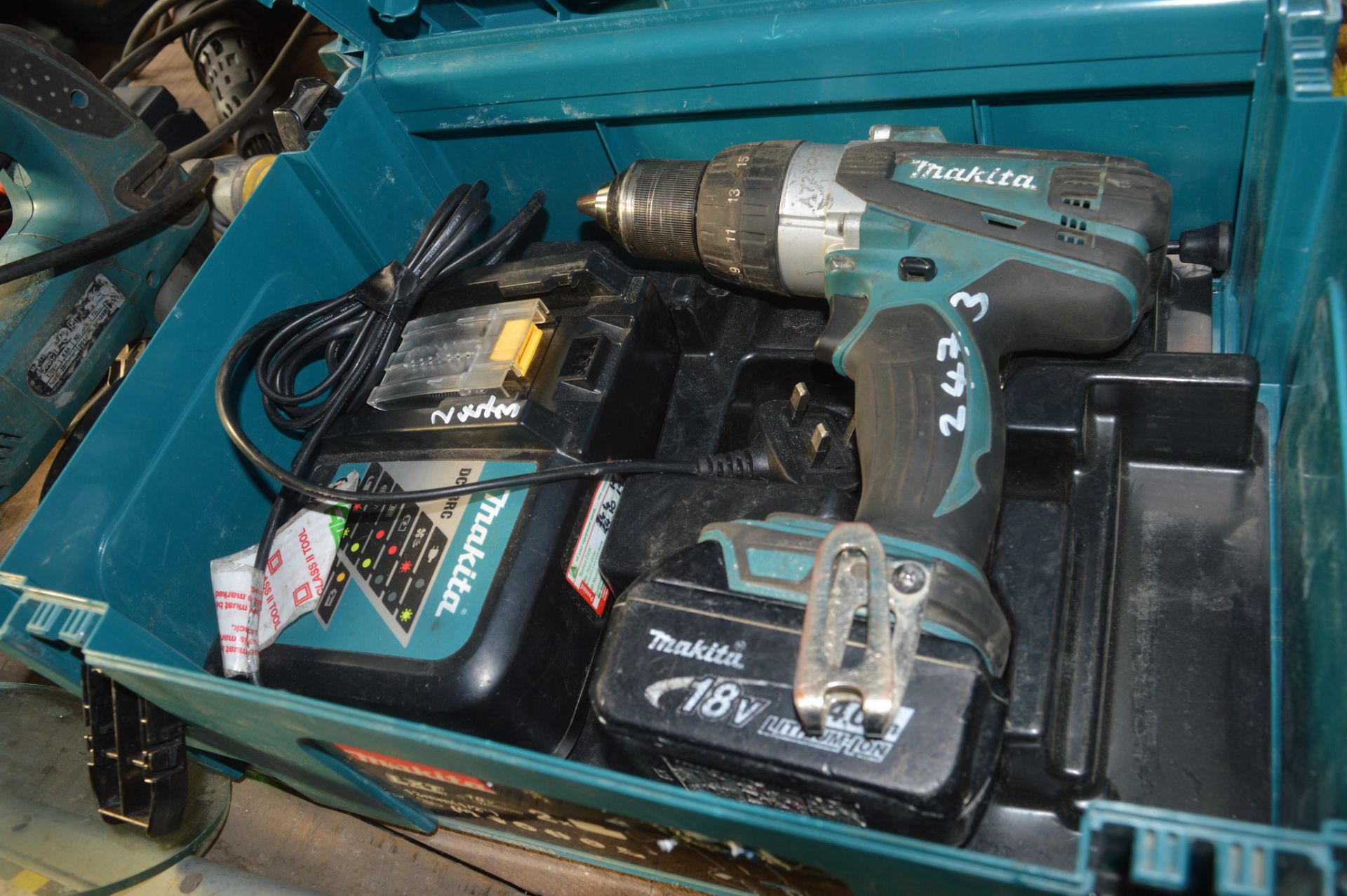 MAKITA 18 volt cordless power drill Complete with charger, battery and carry case A723062