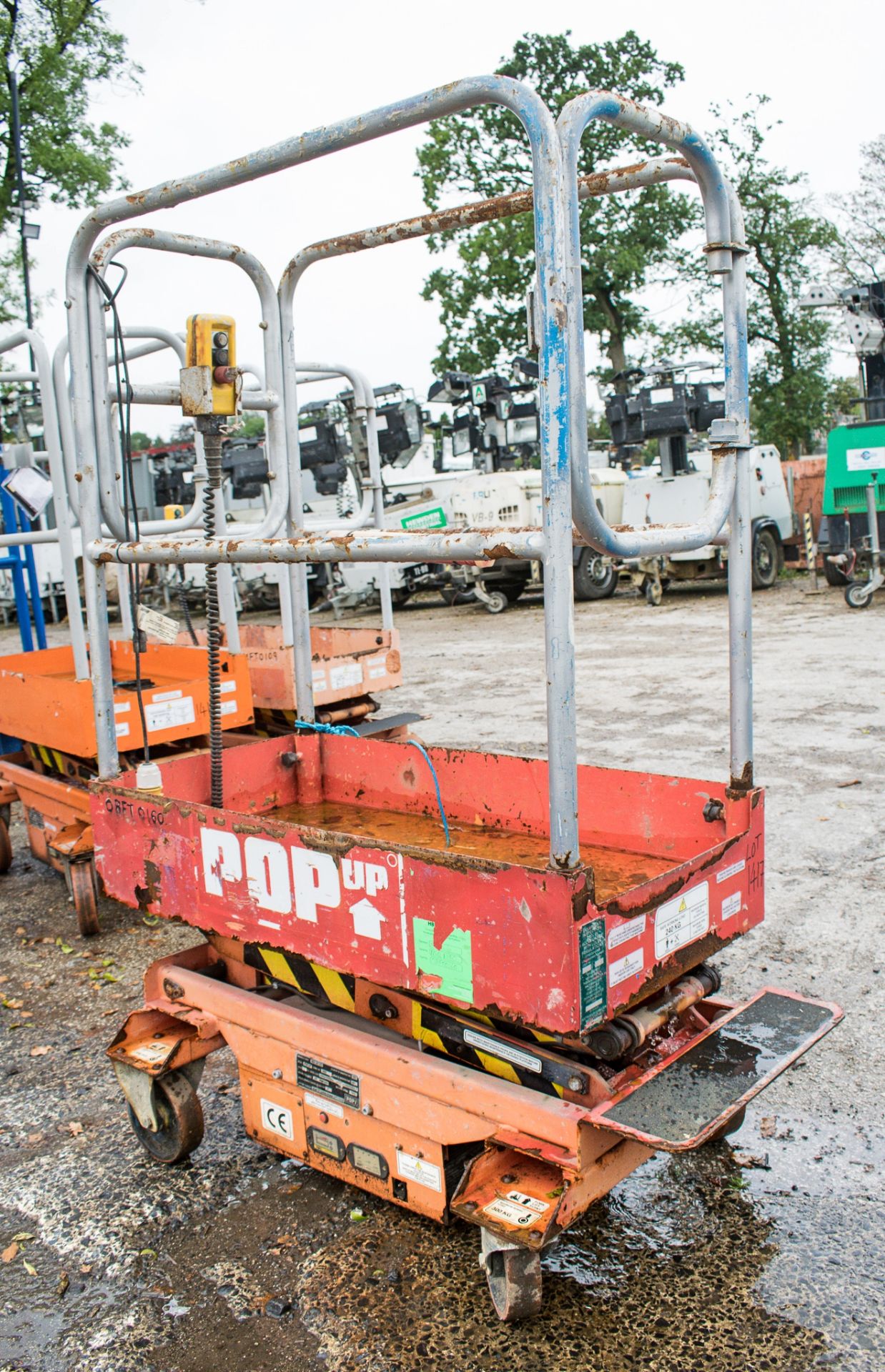 Pop-Up push around battery electric scissor lift 08FT0160 - Image 4 of 4