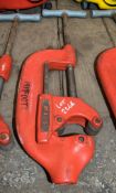 Adjustable pipe cutter
