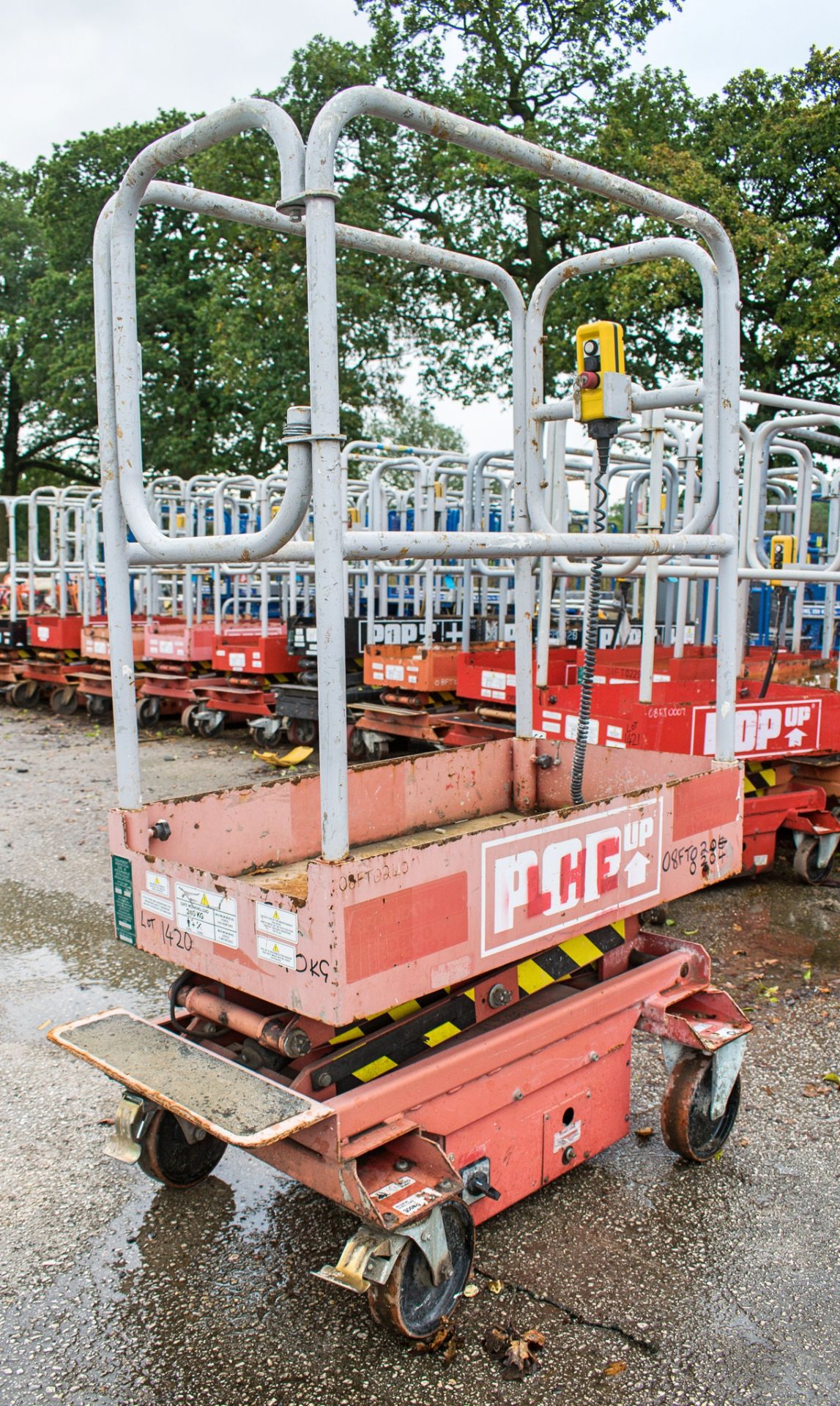 Pop-Up push around battery electric scissor lift 08FT0240 - Image 2 of 4