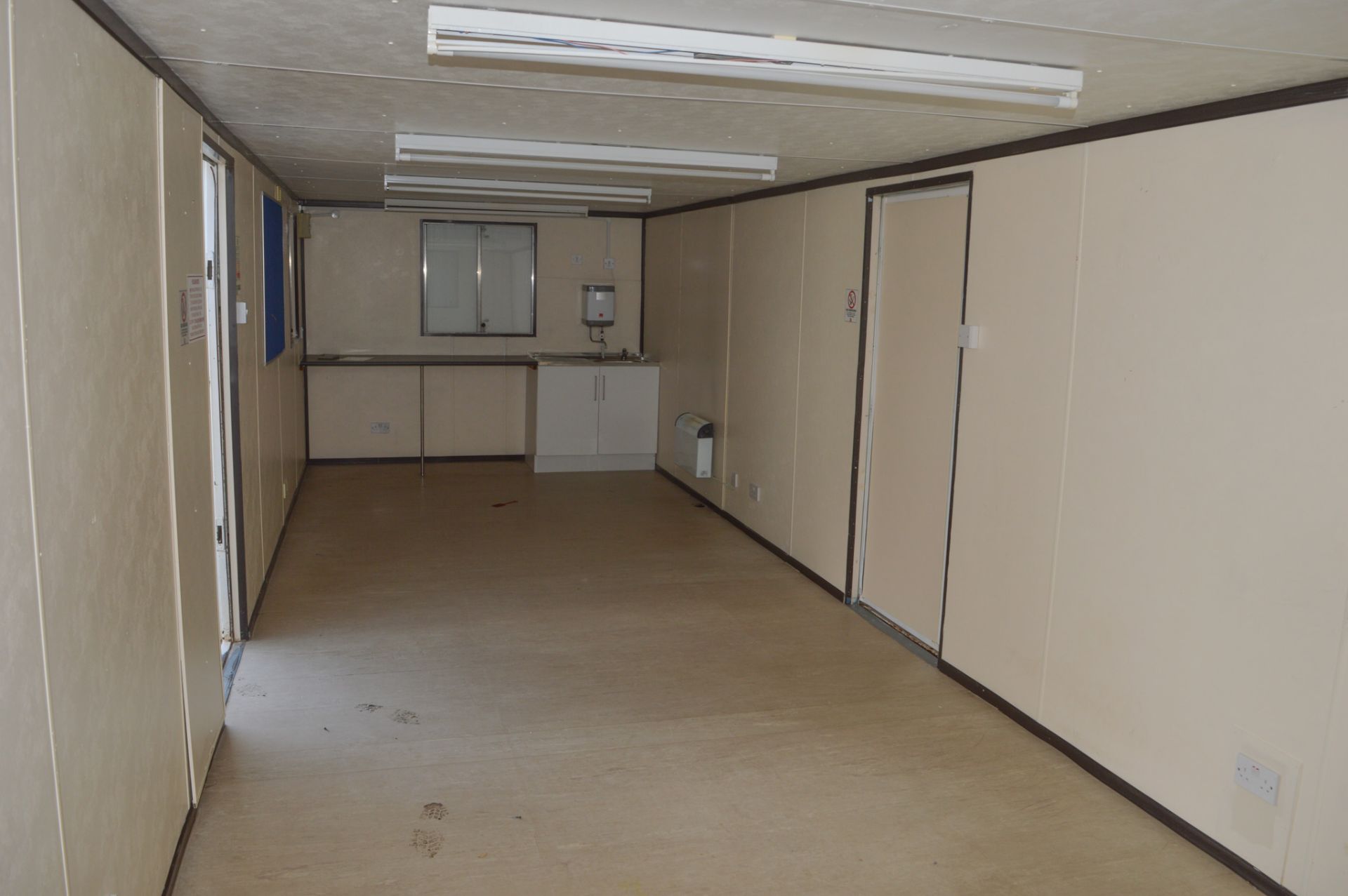 32 ft x 10 ft steel anti vandal site office unit  Comprising kitchen area c/w keys in office - Bild 5 aus 6