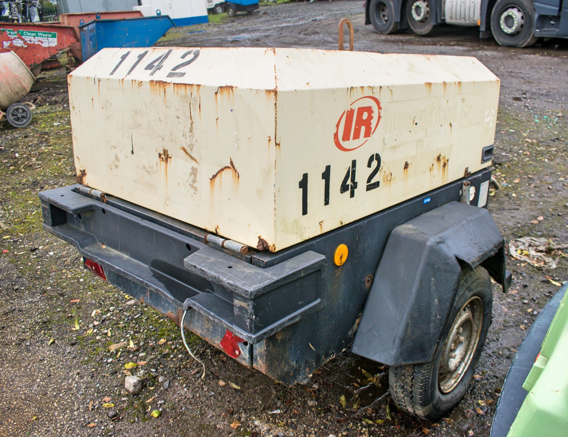 INGERSOLL RAND 726 diesel driven mobile air compressor Year: 2002 S/N: 221449 Recorded hours: 778 - Image 2 of 4