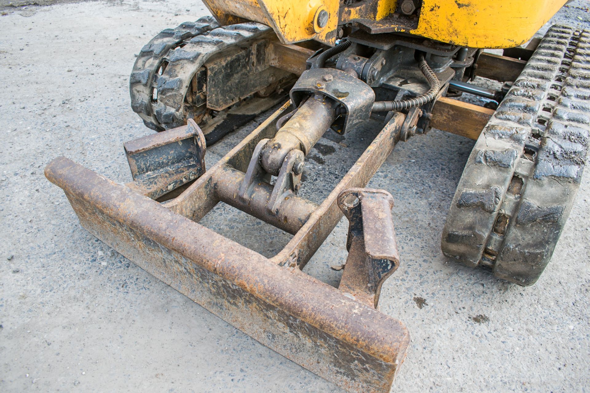 JCB 8008 0.75 tonne rubber tracked micro excavator Year: 2005 S/N:  Recorded Hours: 2838 blade, - Image 8 of 19