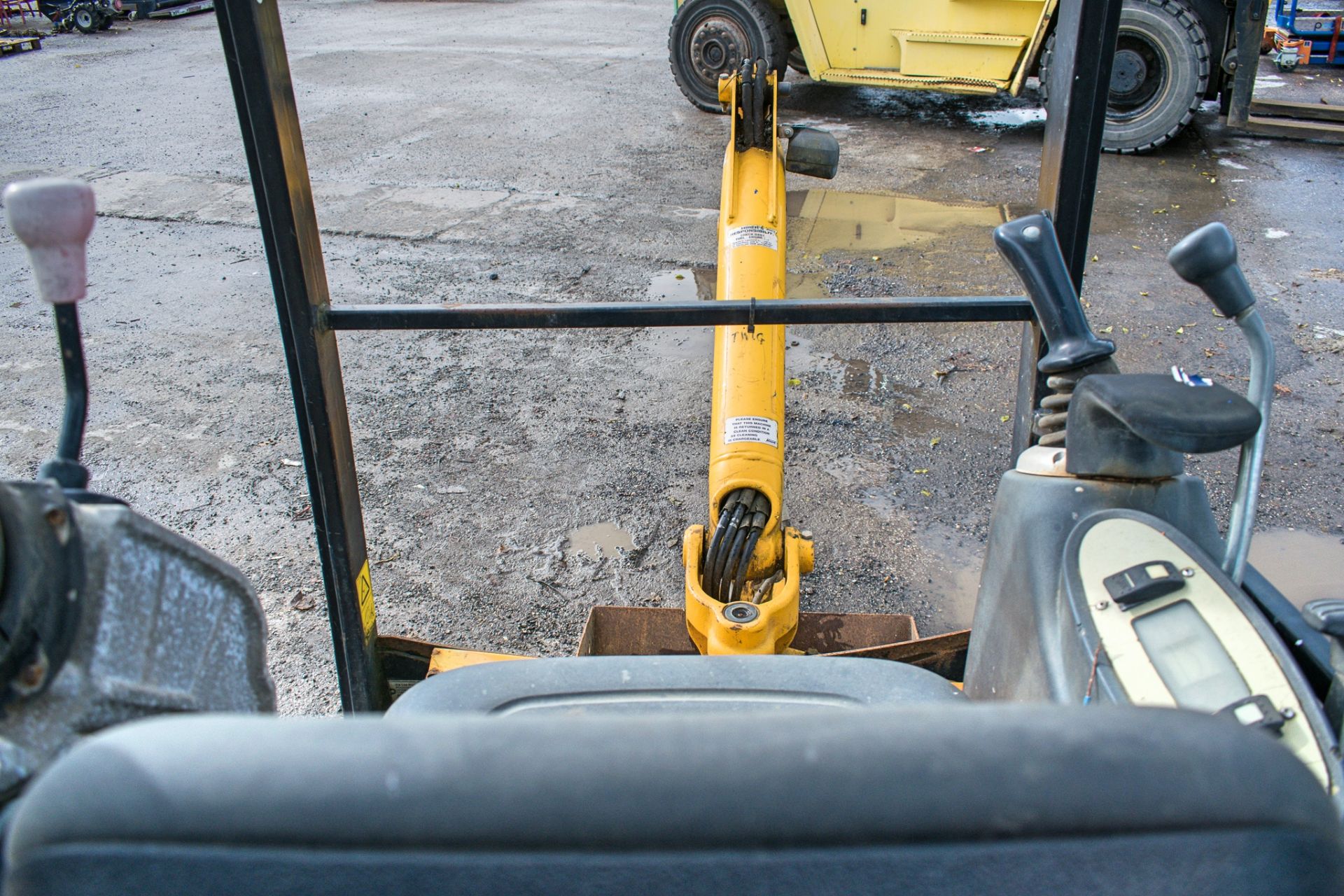 JCB 801.4 1.5 tonne rubber tracked excavator Year: 2006 S/N: 56717 blade, piped & 1 bucket ** Sold - Bild 15 aus 17