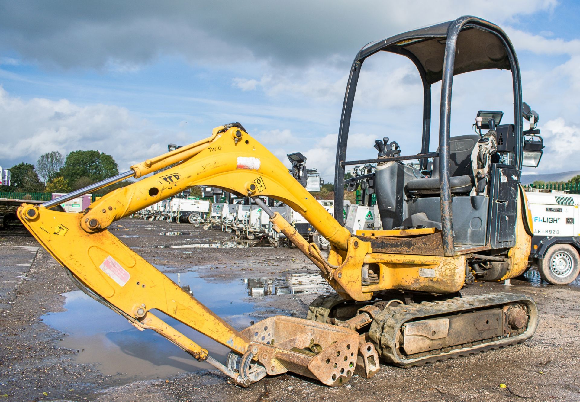 JCB 801.4 1.5 tonne rubber tracked excavator Year: 2006 S/N: 56717 blade, piped & 1 bucket ** Sold