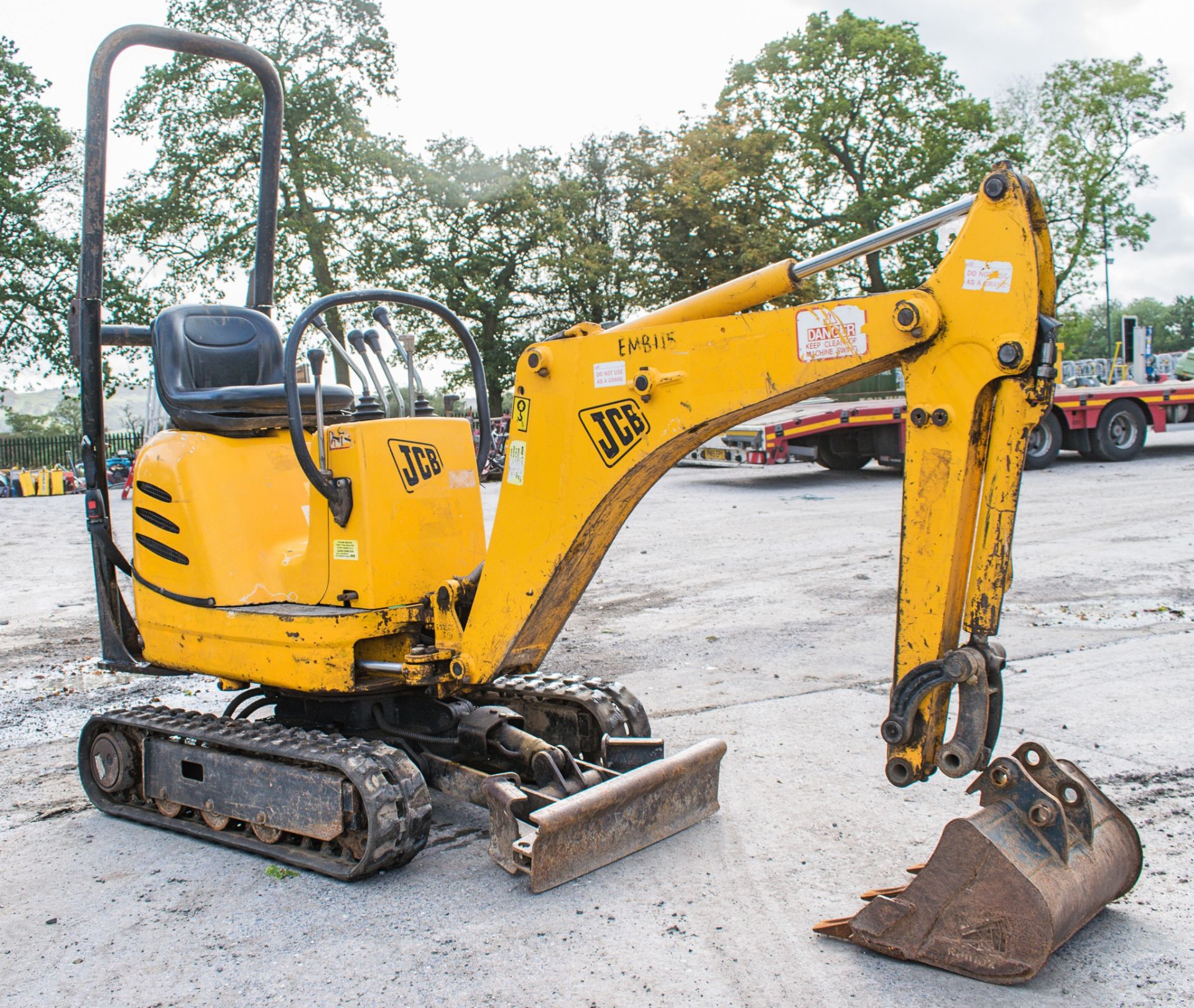 JCB 8008 0.75 tonne rubber tracked micro excavator Year: 2005 S/N:  Recorded Hours: 2838 blade, - Image 2 of 19