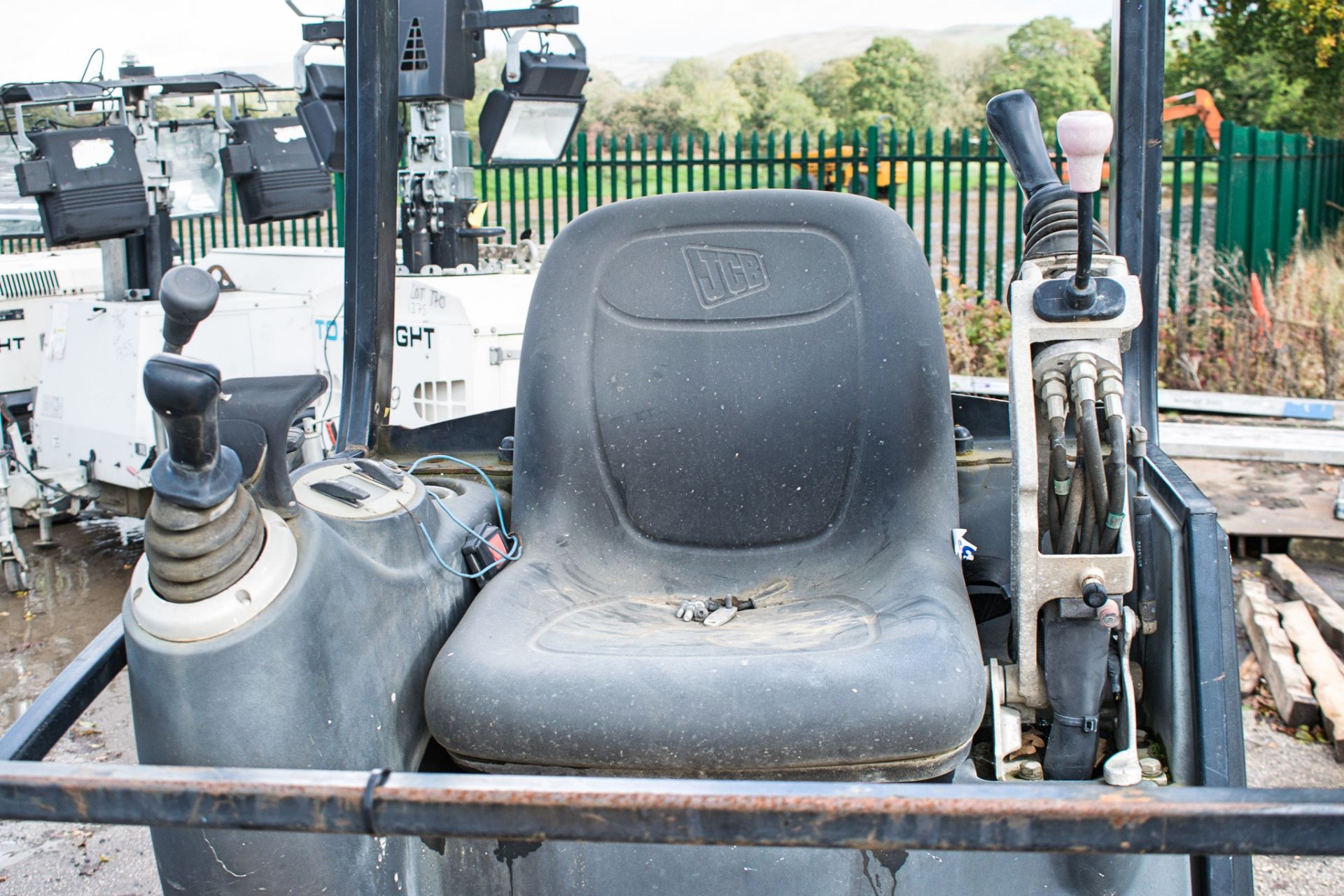 JCB 801.4 1.5 tonne rubber tracked excavator Year: 2006 S/N: 56717 blade, piped & 1 bucket ** Sold - Image 16 of 17