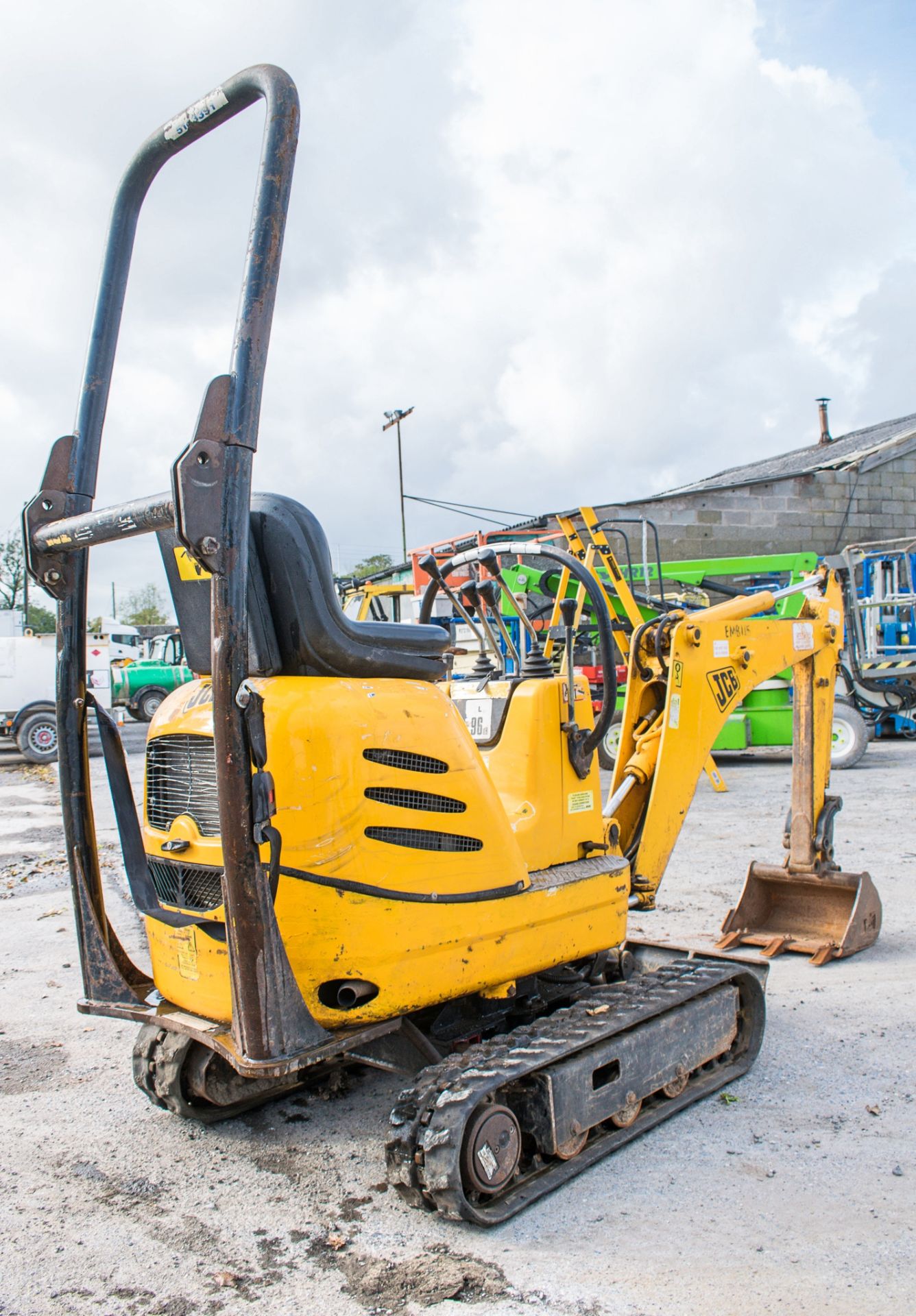 JCB 8008 0.75 tonne rubber tracked micro excavator Year: 2005 S/N:  Recorded Hours: 2838 blade, - Image 4 of 19