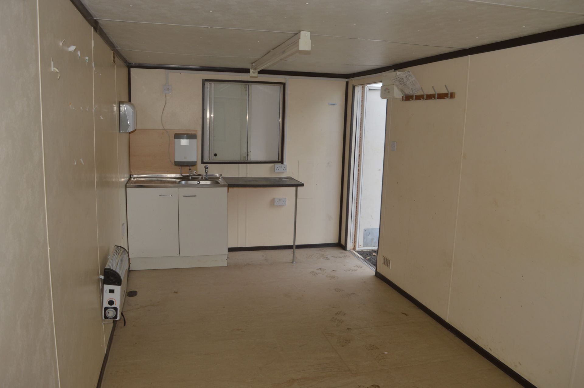 21 ft x 9 ft steel anti vandal site office unit  Comprising kitchen area c/w keys in office - Image 6 of 6