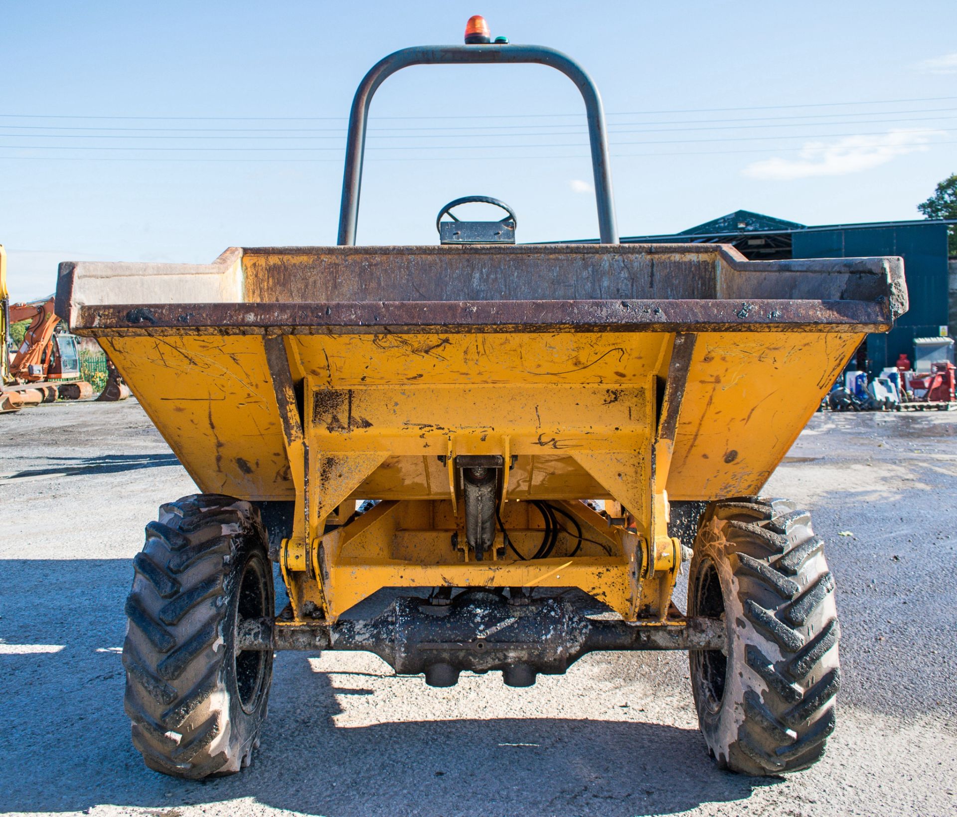 Benford 3 tonne straight skip dumper  Year: 2004 S/N: E407AY022 Recorded hours: 1524 1181 - Image 5 of 18