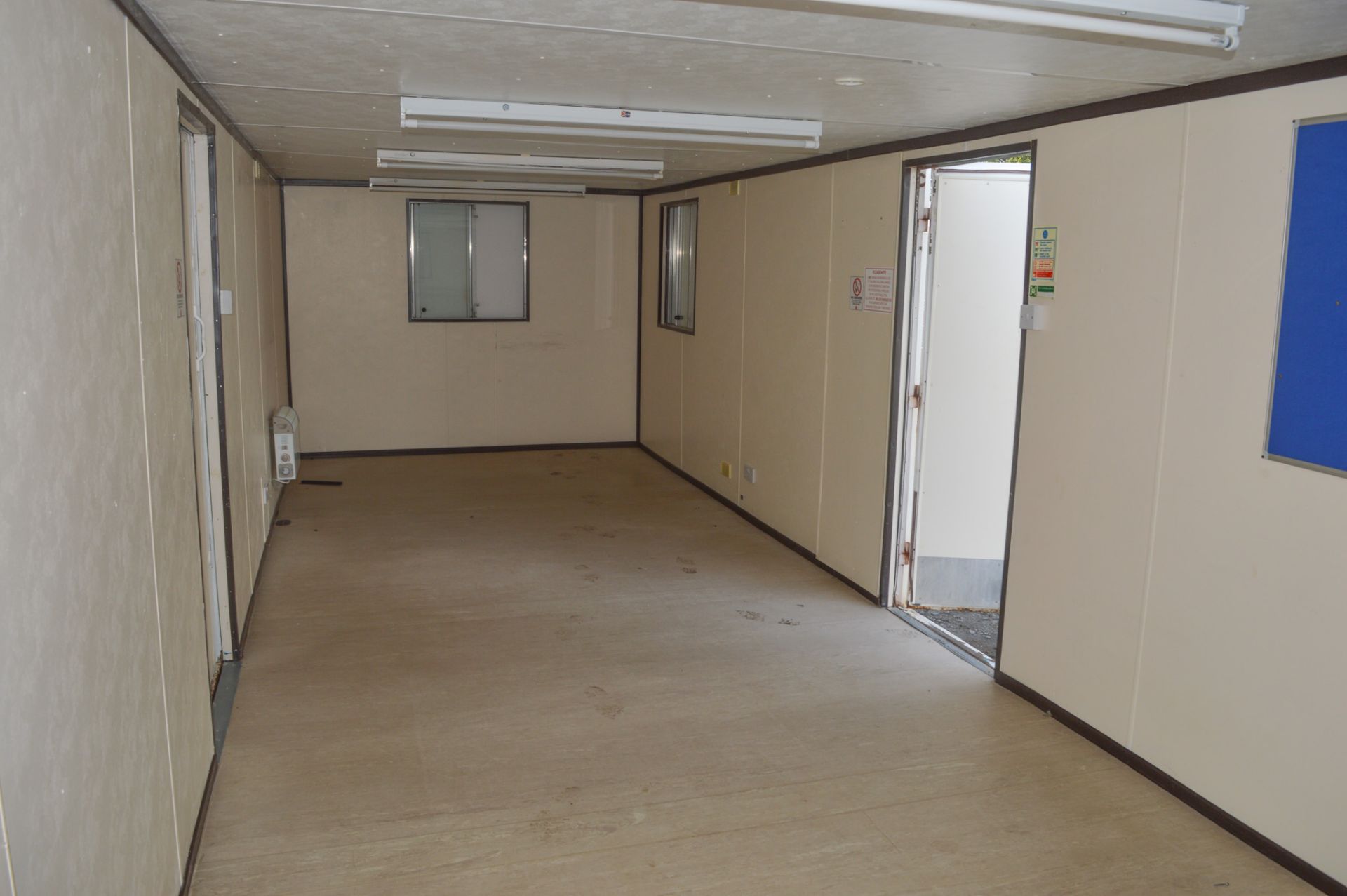 32 ft x 10 ft steel anti vandal site office unit  Comprising kitchen area c/w keys in office - Bild 6 aus 6