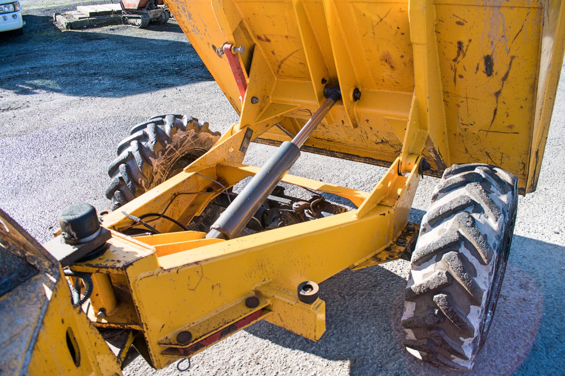 Benford 3 tonne straight skip dumper  Year: 2004 S/N: E407AY022 Recorded hours: 1524 1181 - Image 14 of 18