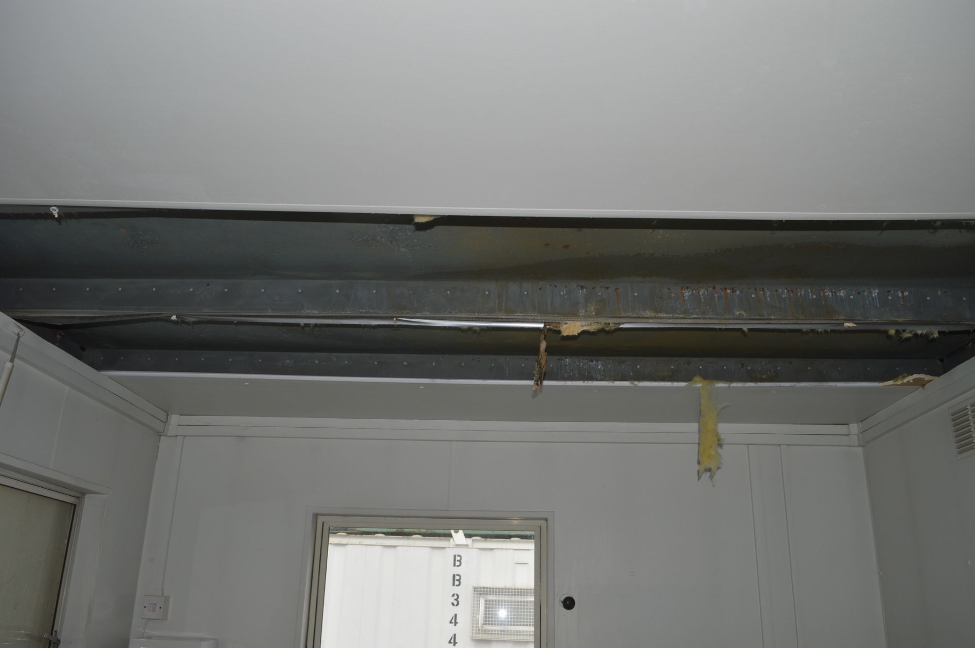 32 ft x 10 ft jack leg steel anti vandal site office unit  * Damaged ceiling * c/w keys in office - Image 7 of 7