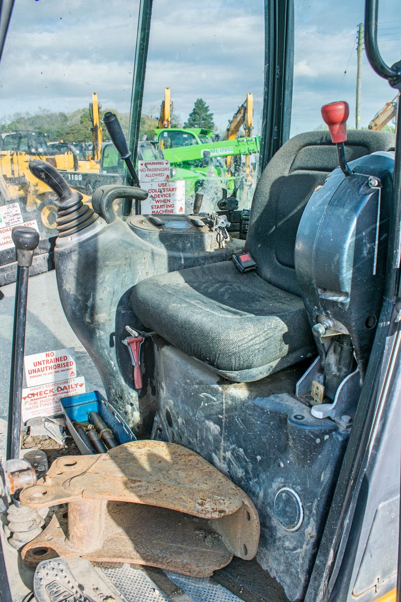 JCB 8018 1.8 tonne rubber tracked mini excavator  Year: 2017 S/N: 2545073 c/w expanding tracks and - Image 15 of 17