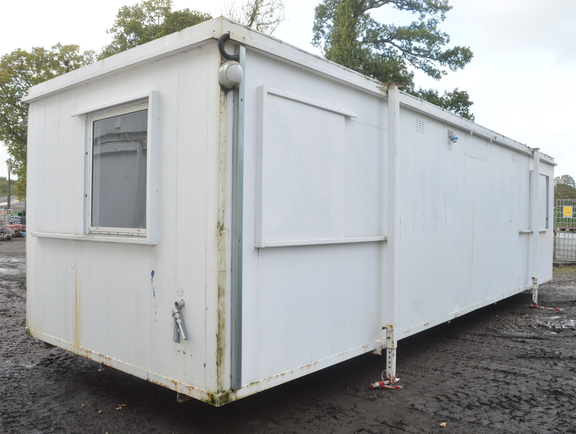 32 ft x 10 ft jack leg steel anti vandal site office unit  * Damaged ceiling * c/w keys in office