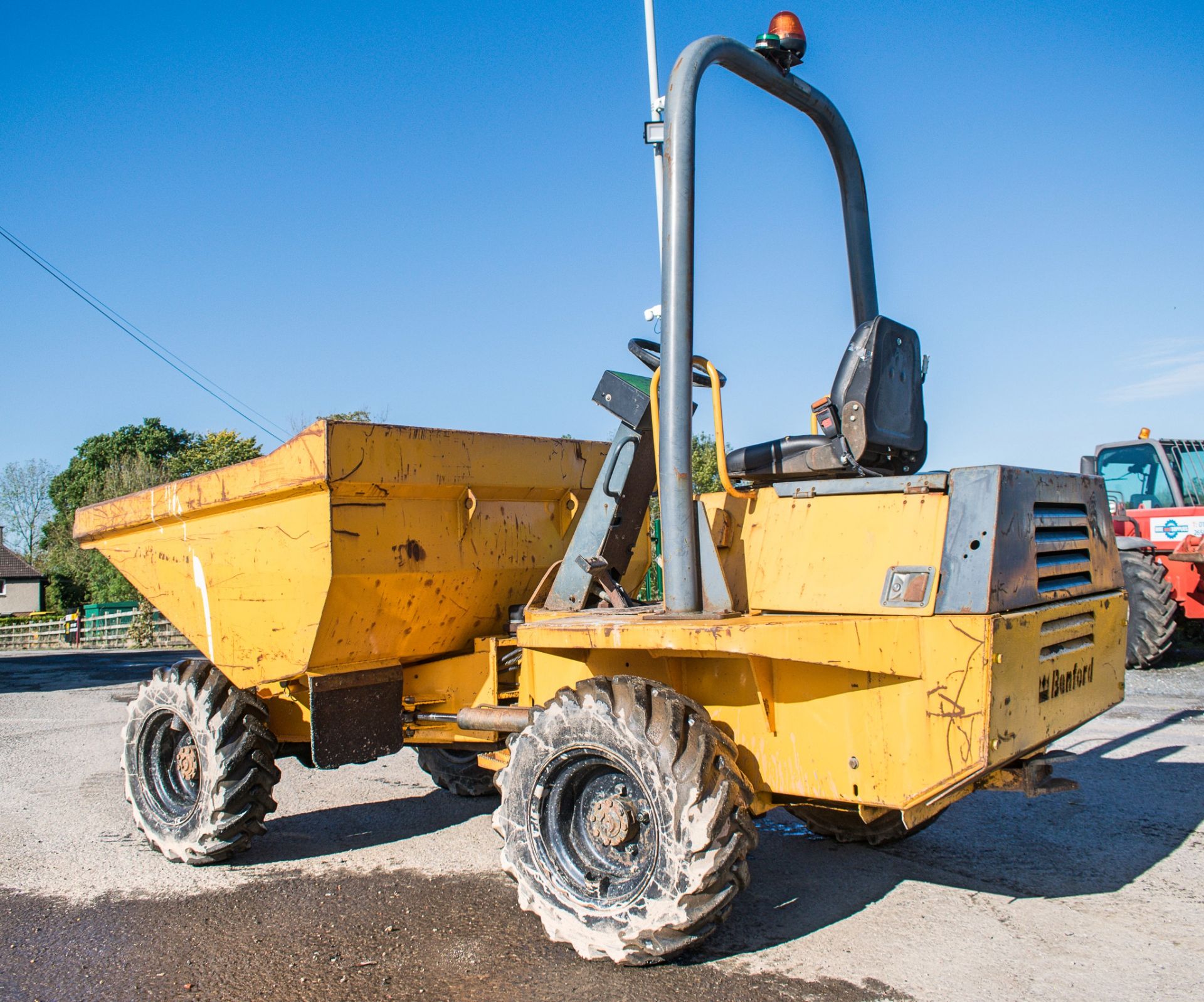 Benford 3 tonne straight skip dumper  Year: 2004 S/N: E407AY022 Recorded hours: 1524 1181 - Image 3 of 18