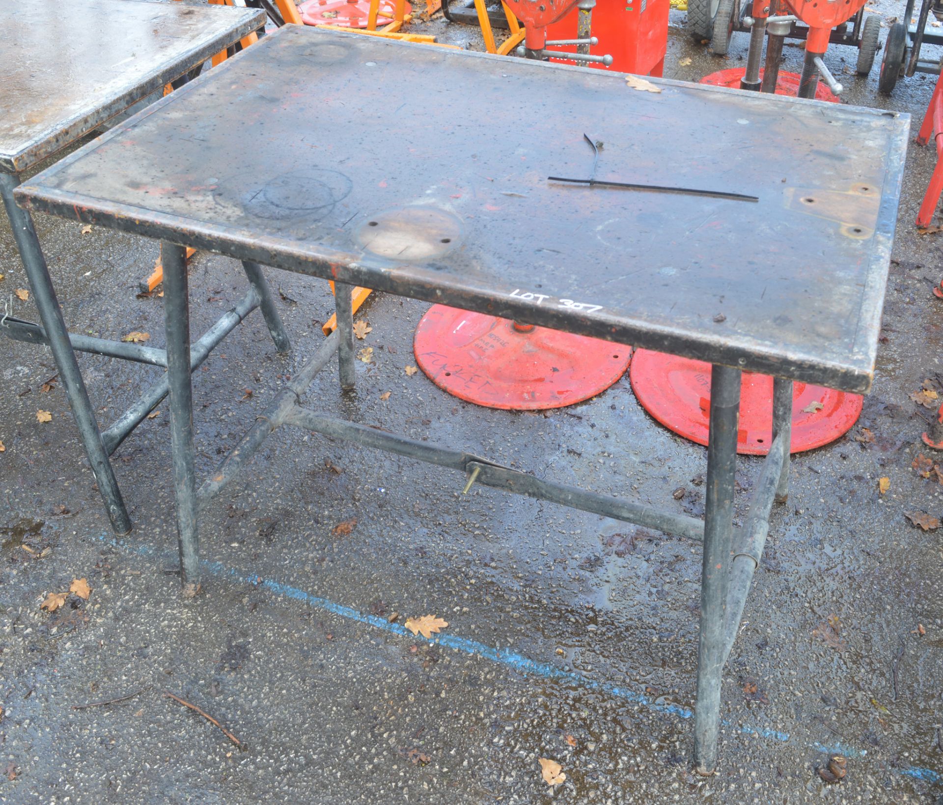 Collapsible steel site bench c/w pipe vice