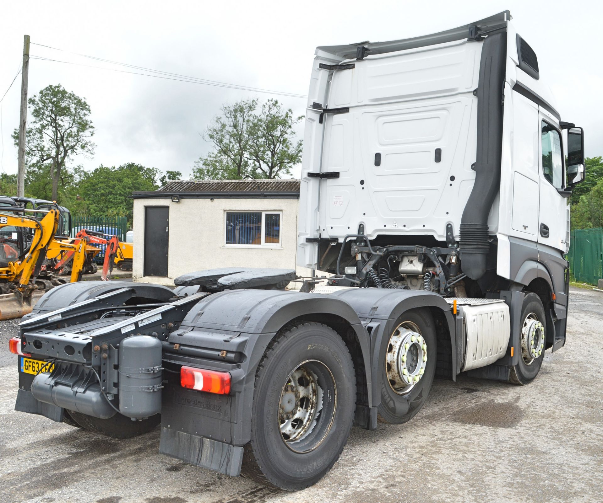 Mercedes Benz Actros 2545 6x2 mid lift tractor unit  Registration Number: GF63 CFS Recorded Miles: - Image 4 of 17