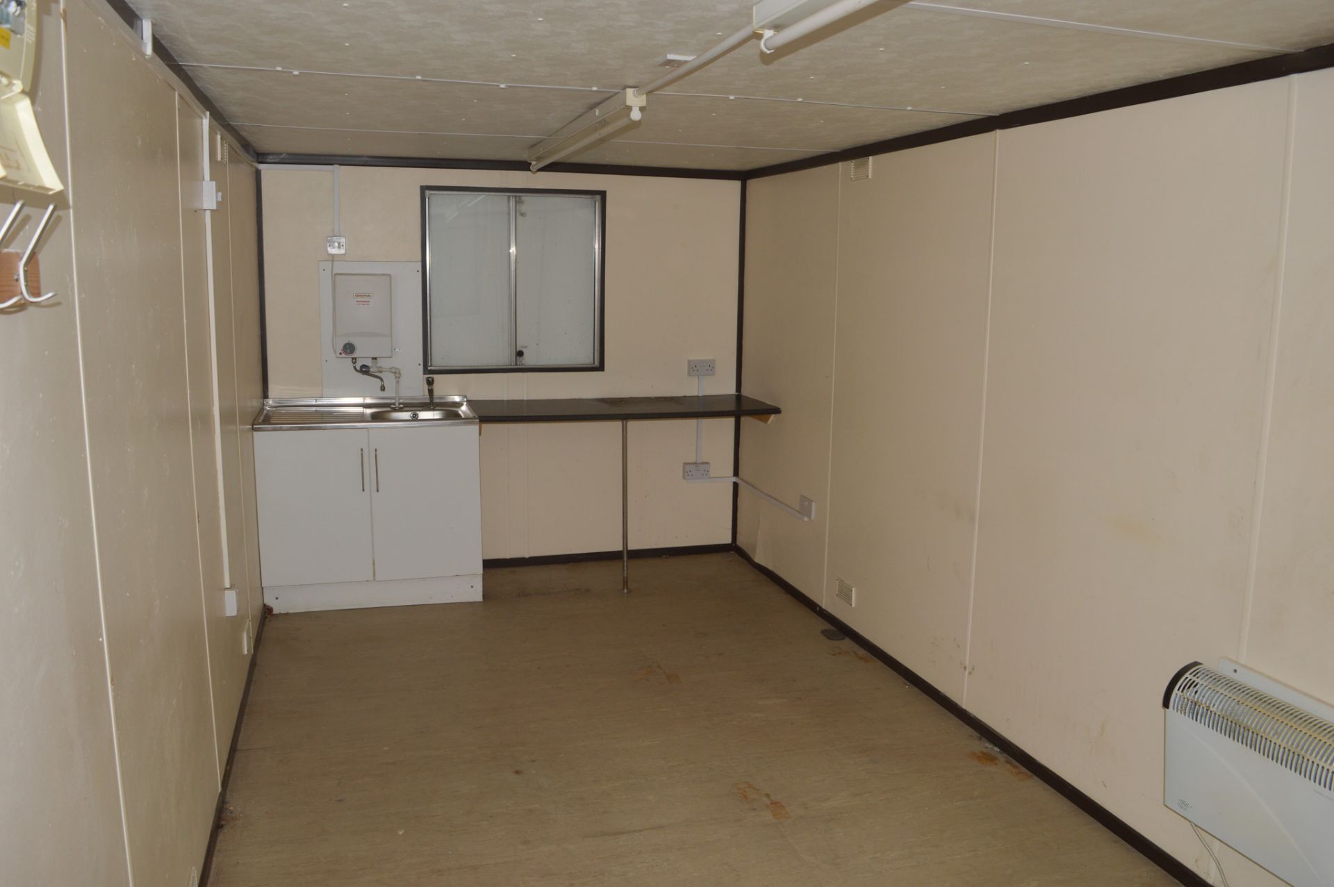 21 ft x 9 ft steel anti vandal site office unit  Comprising kitchen area  c/w keys in office - Image 5 of 6