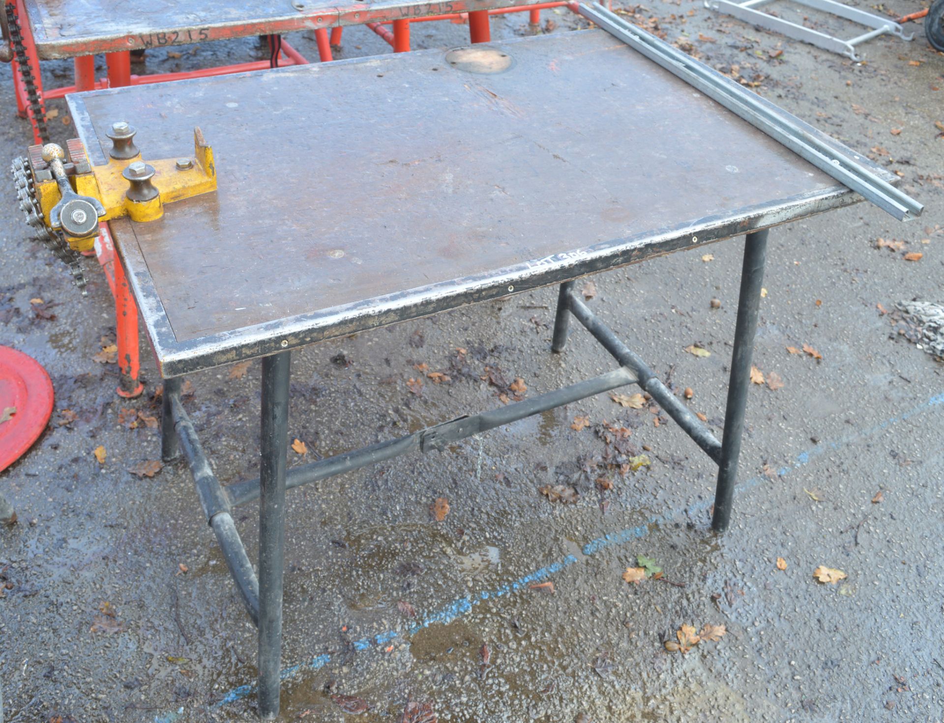 Collapsible steel site bench c/w pipe vice