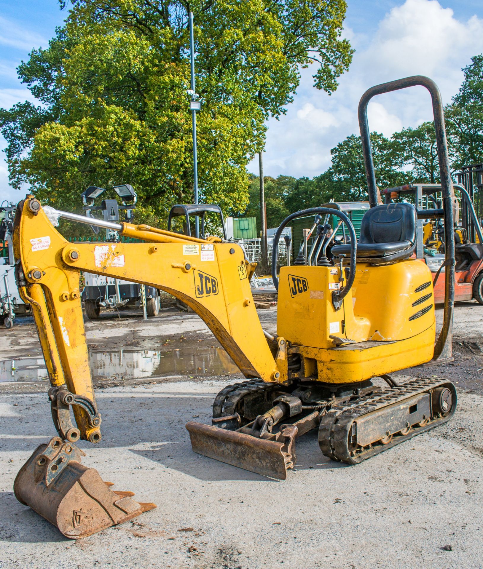 JCB 8008 0.75 tonne rubber tracked micro excavator Year: 2005 S/N:  Recorded Hours: 2838 blade,