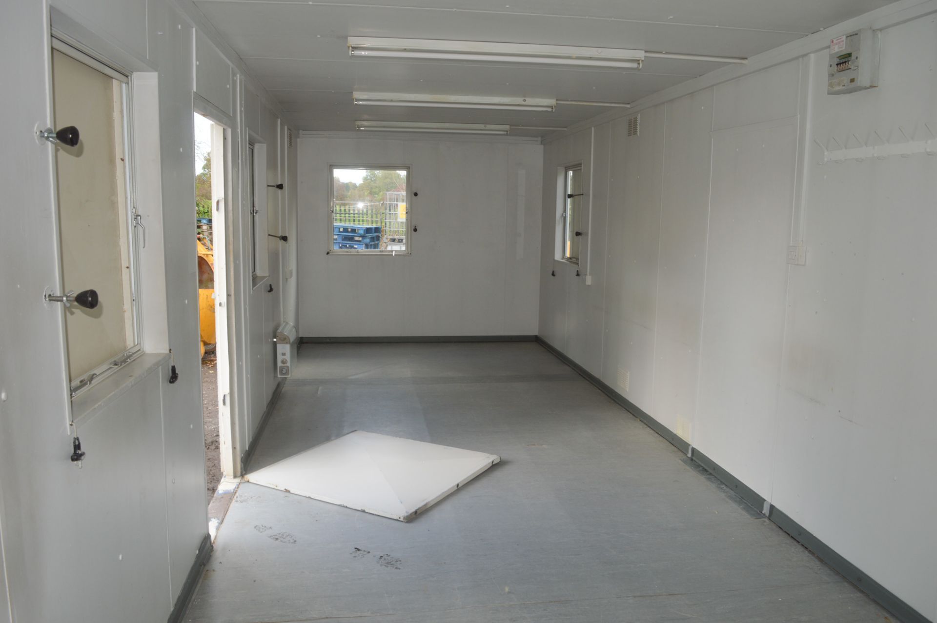 32 ft x 10 ft jack leg steel anti vandal site office unit  * Damaged ceiling * c/w keys in office - Bild 5 aus 7