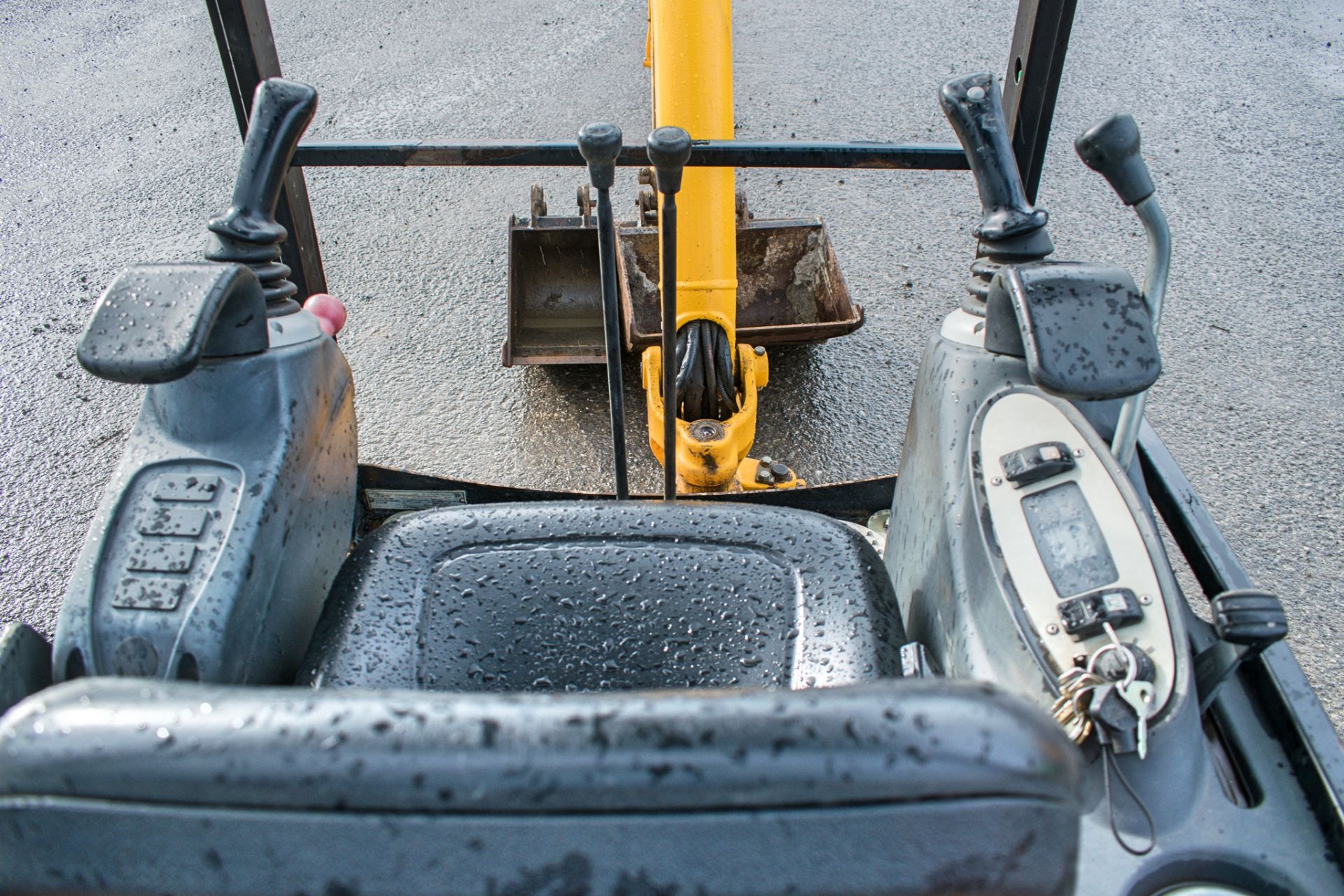 JCB 801.4 1.5 tonne rubber tracked mini excavator Year: 2008 S/N: 285989 Recorded hours: 1261 blade, - Image 17 of 18