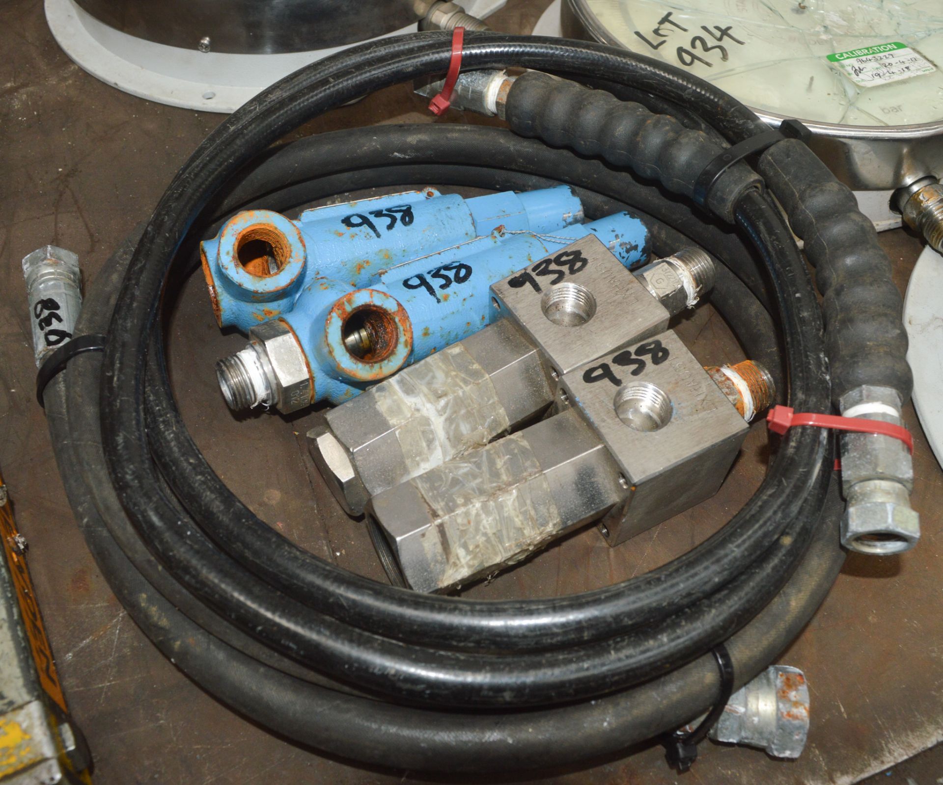 4 hydraulic valves and 2 hoses