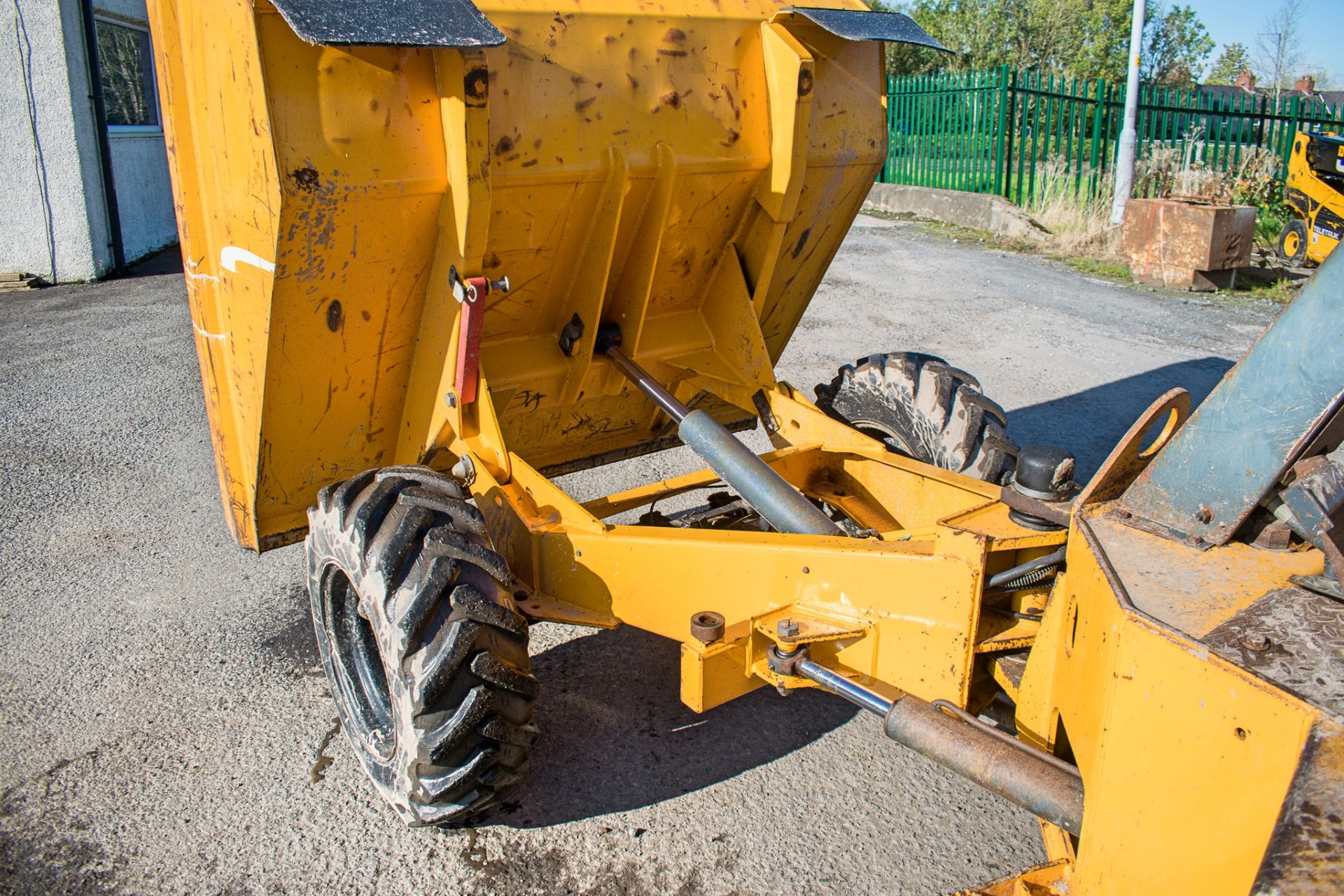 Benford 3 tonne straight skip dumper  Year: 2004 S/N: E407AY022 Recorded hours: 1524 1181 - Image 8 of 18