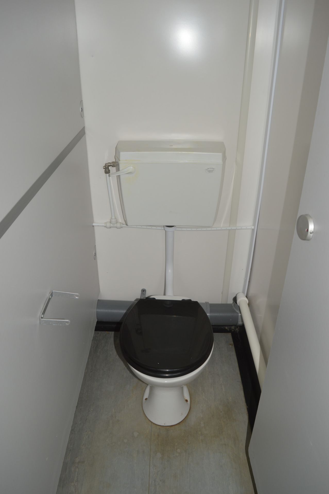 12 ft x 8 ft jack leg steel anti vandal toilet block  Comprising 2 cubicle toilets, 2 urinals and - Image 8 of 8