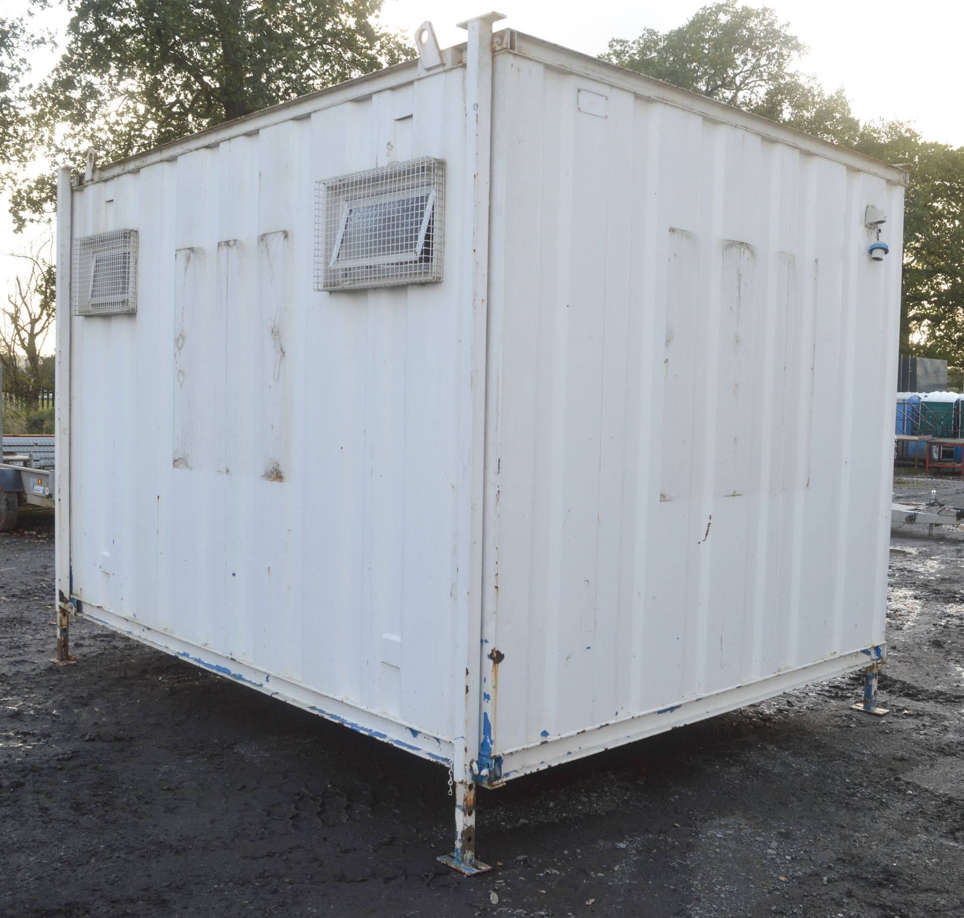 12 ft x 8 ft jack leg steel anti vandal toilet block  Comprising 2 cubicle toilets, 2 urinals and - Image 2 of 8