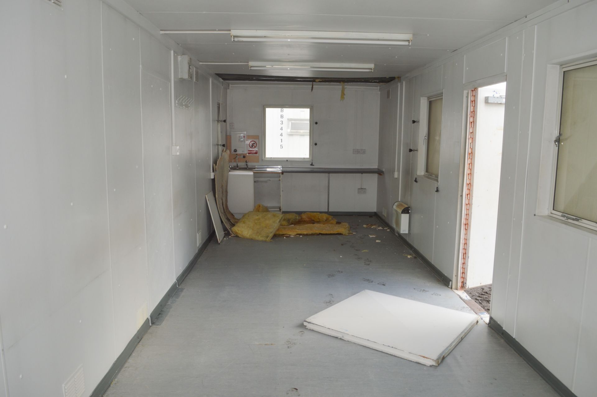 32 ft x 10 ft jack leg steel anti vandal site office unit  * Damaged ceiling * c/w keys in office - Bild 6 aus 7