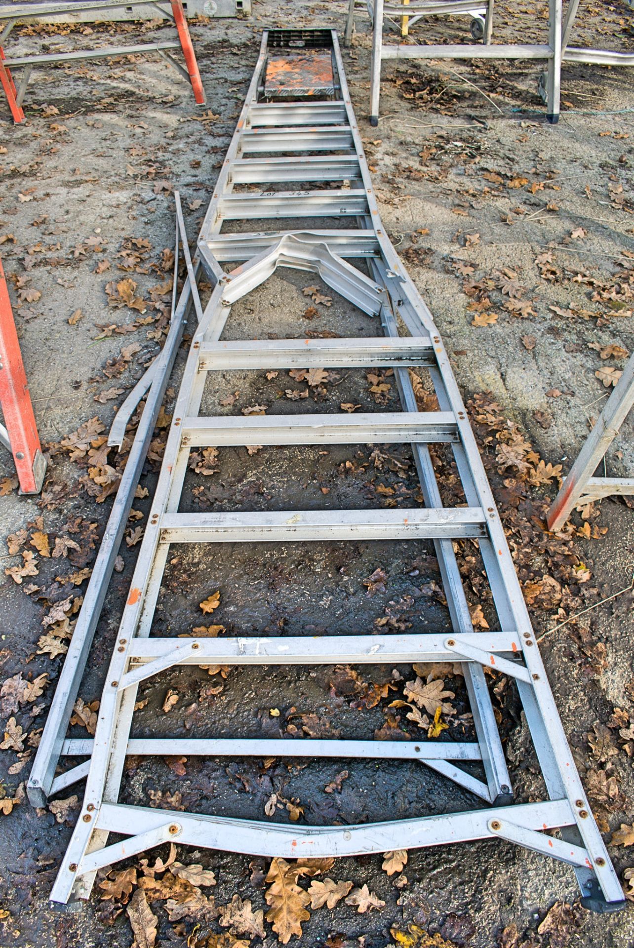 12 tread aluminium step ladder ** Damaged **