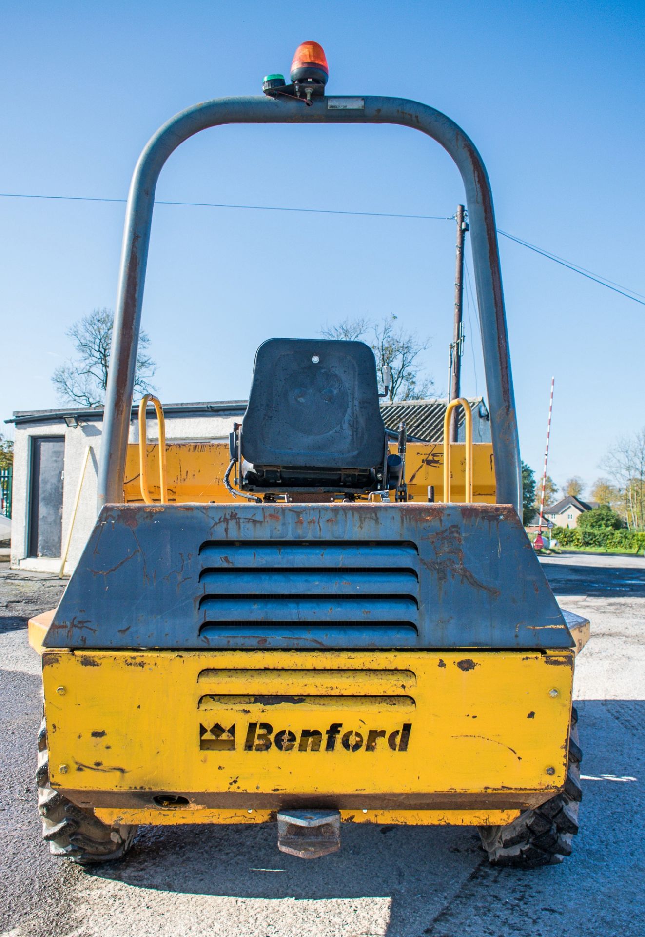 Benford 3 tonne straight skip dumper  Year: 2004 S/N: E407AY022 Recorded hours: 1524 1181 - Image 6 of 18