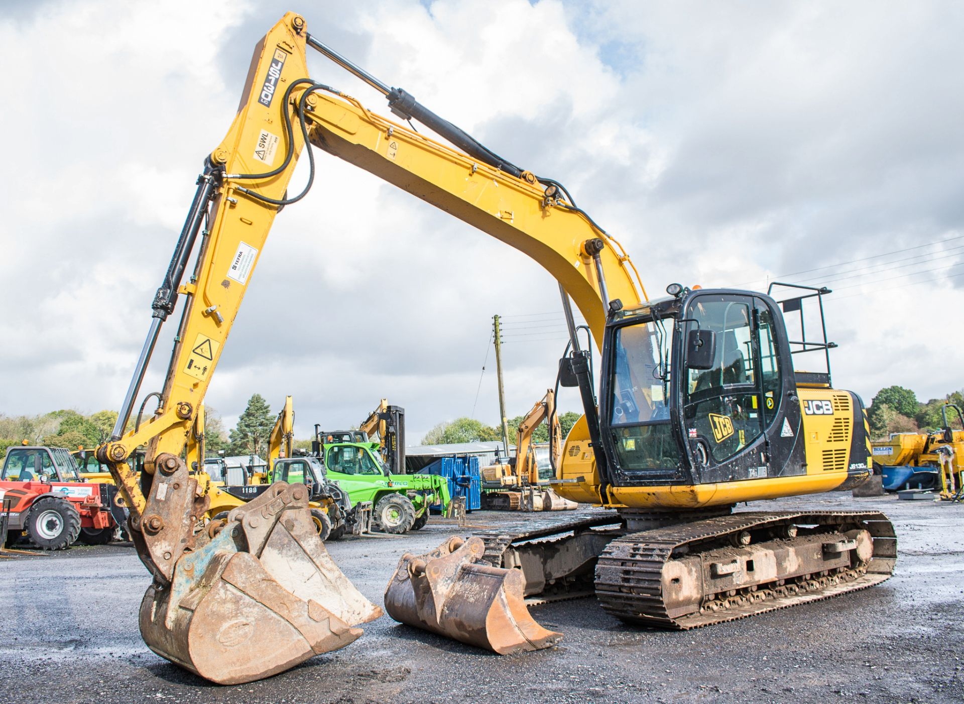 JCB JS130 LC 14 tonne steel tracked excavator Year: 2014 S/N: 2441322 Recorded Hours: 5921 auxillary