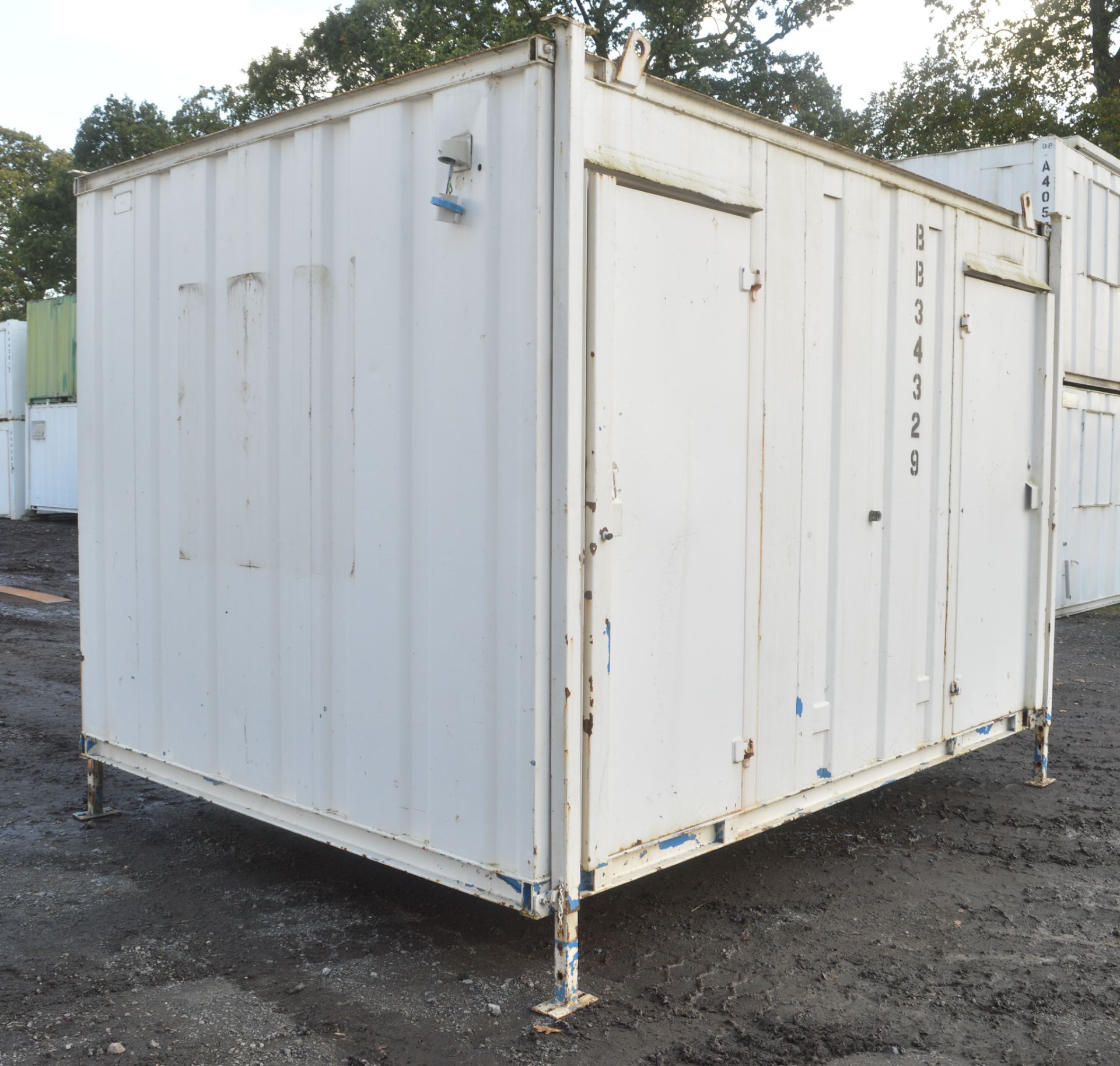 12 ft x 8 ft jack leg steel anti vandal toilet block  Comprising 2 cubicle toilets, 2 urinals and - Image 3 of 8