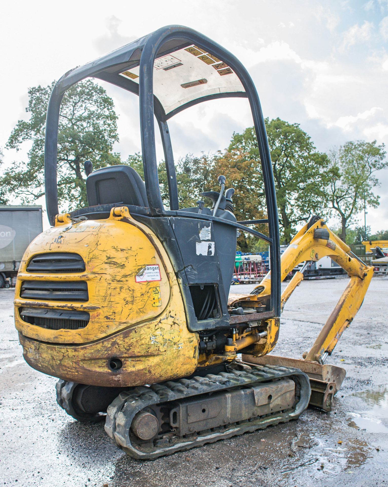 JCB 801.4 1.5 tonne rubber tracked excavator Year: 2006 S/N: 56717 blade, piped & 1 bucket ** Sold - Image 4 of 17