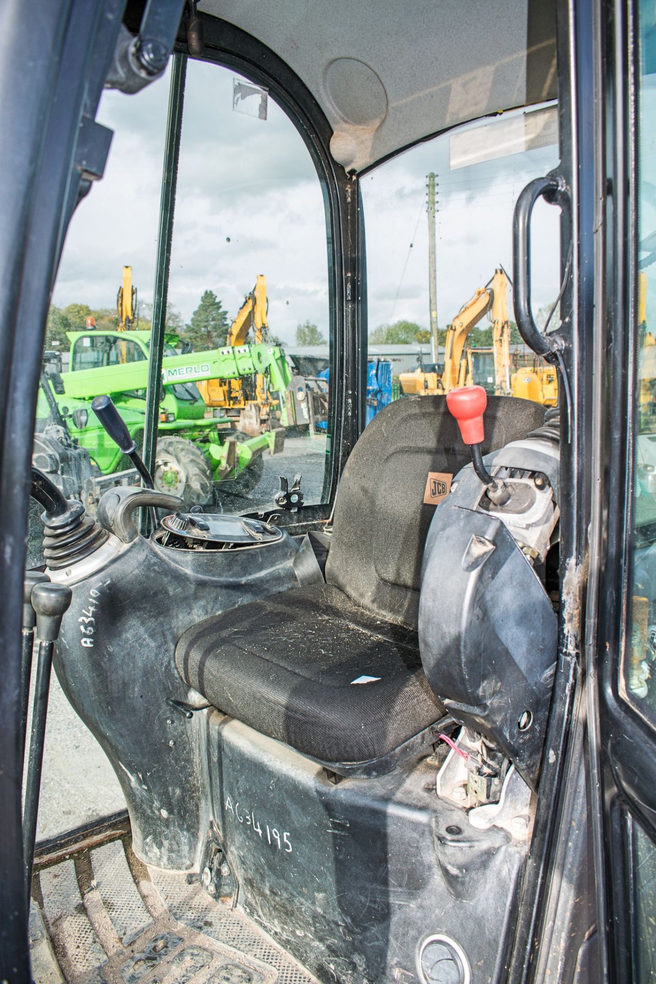 JCB 801.6 1.5 tonne rubber tracked mini excavator Year: 2014 S/N: 2071579 Recorded Hours: 1935 - Image 16 of 17