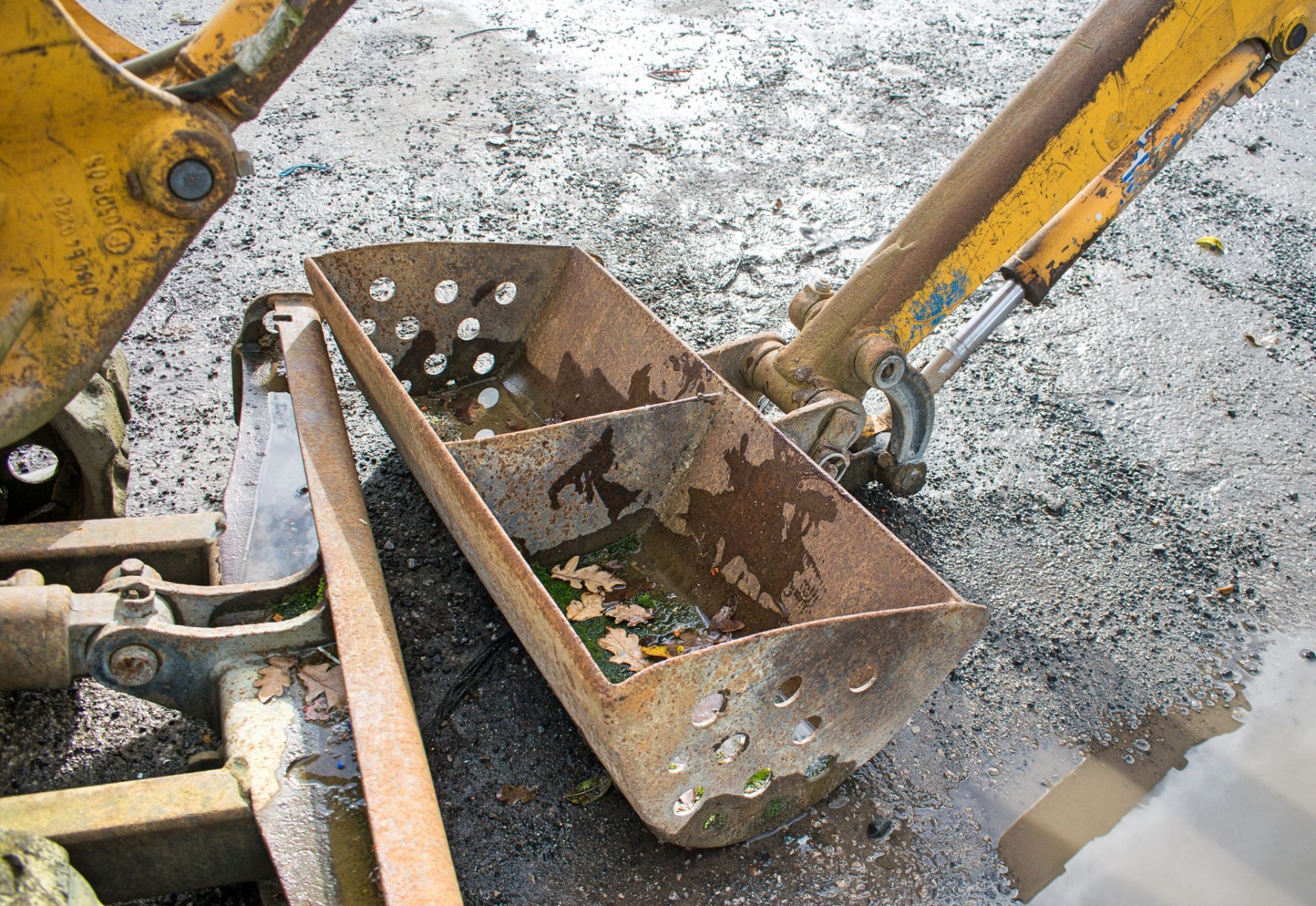 JCB 801.4 1.5 tonne rubber tracked excavator Year: 2006 S/N: 56717 blade, piped & 1 bucket ** Sold - Image 7 of 17