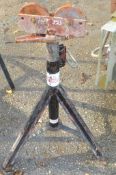 Roller pipe stand