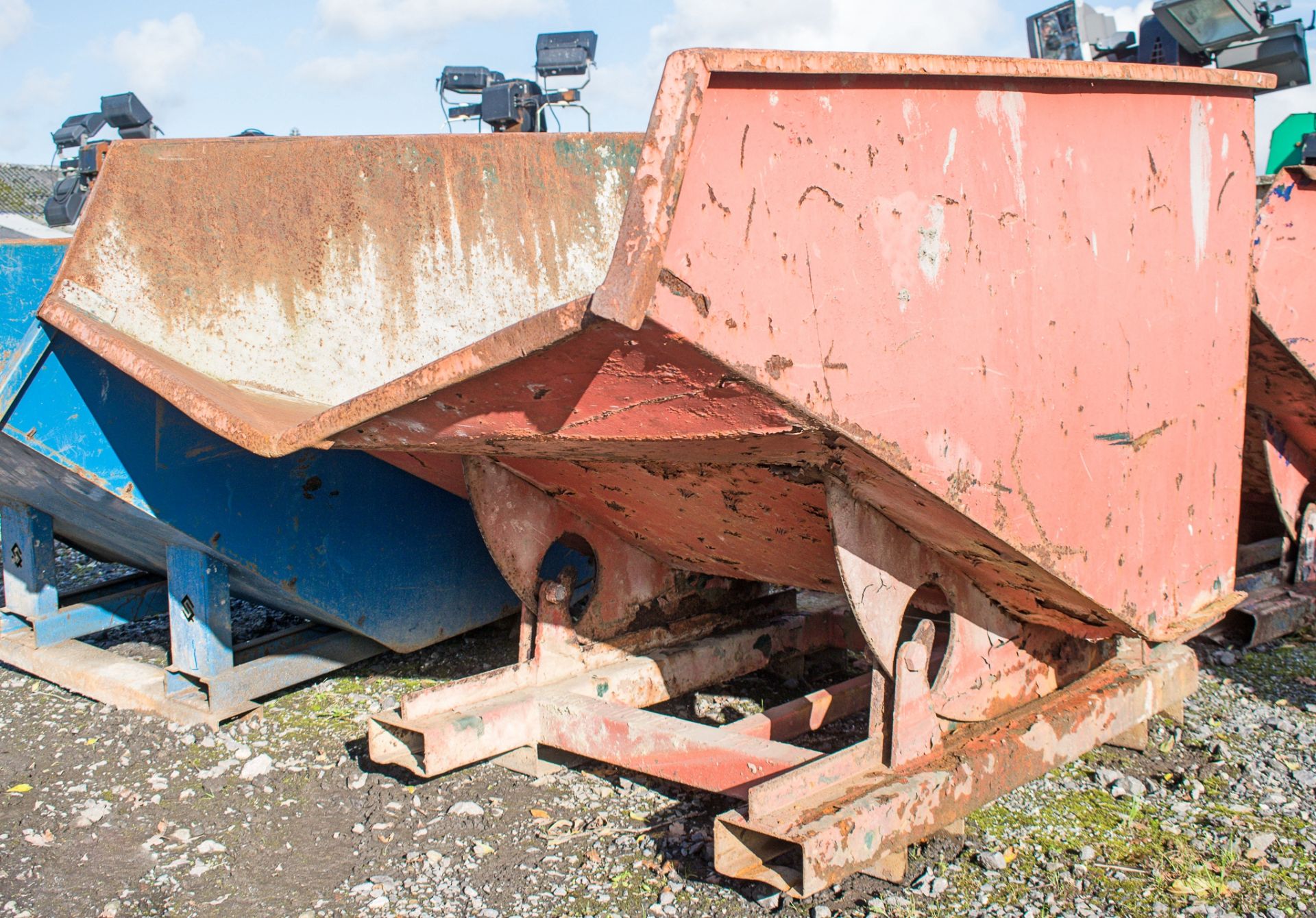 Steel tipping skip A597222